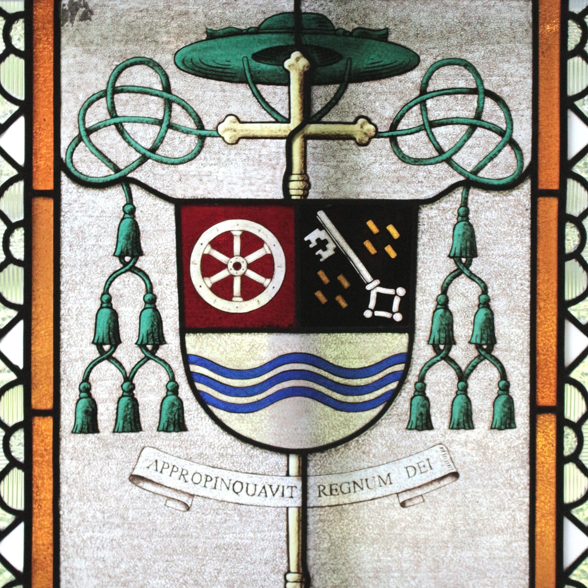 Das Wappen des Mainzer Bischofs Peter Kohlgraf in einem Glasfenster der Kapelle des Bischofshauses.