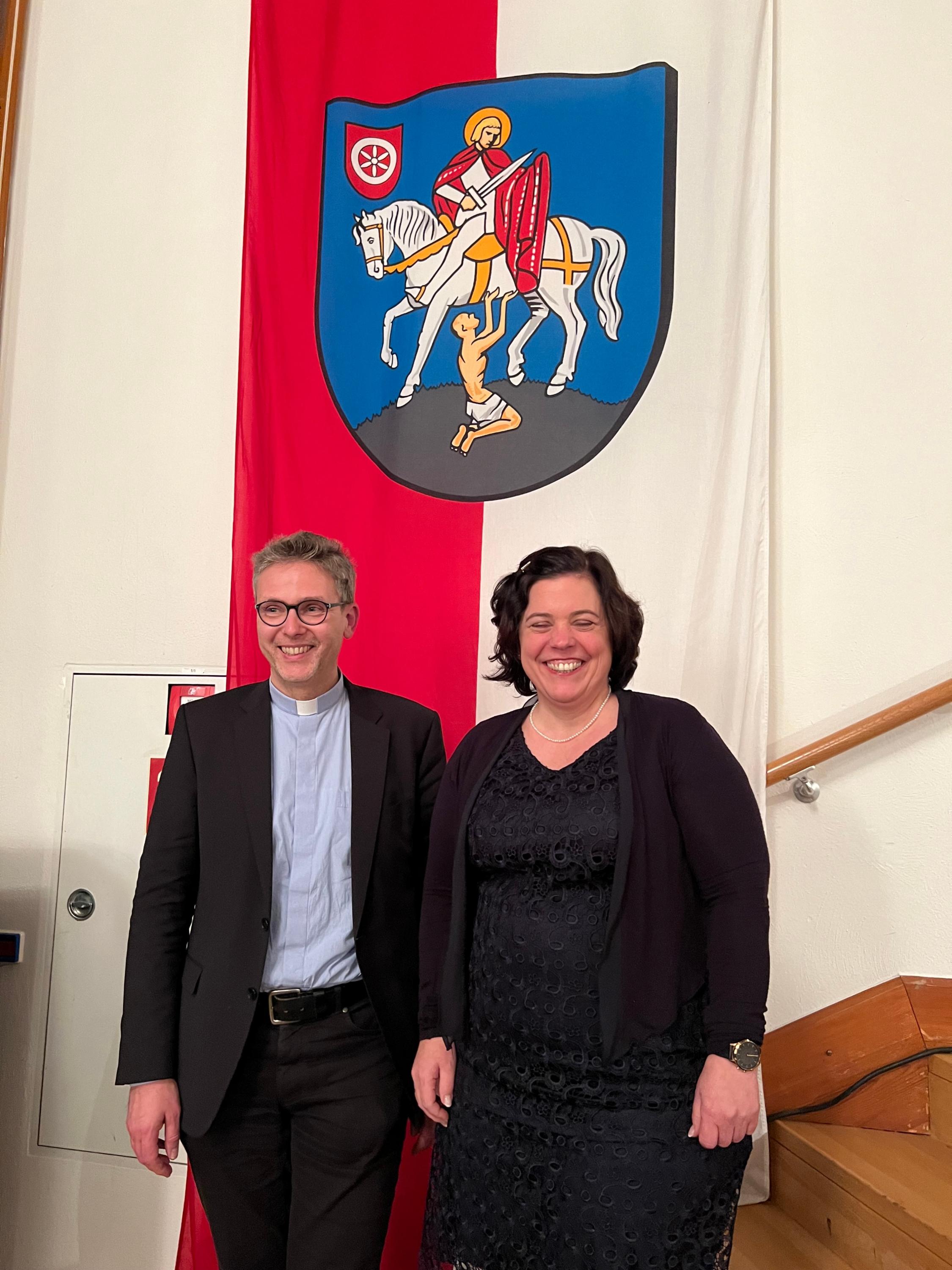 Bingen, 10. November 2023: Pfarrer Markus LErchl und Schirmherrin Stephanie Rieth bei der martinsgala zu Gunsten der Basilika St. Martin in Bingen.