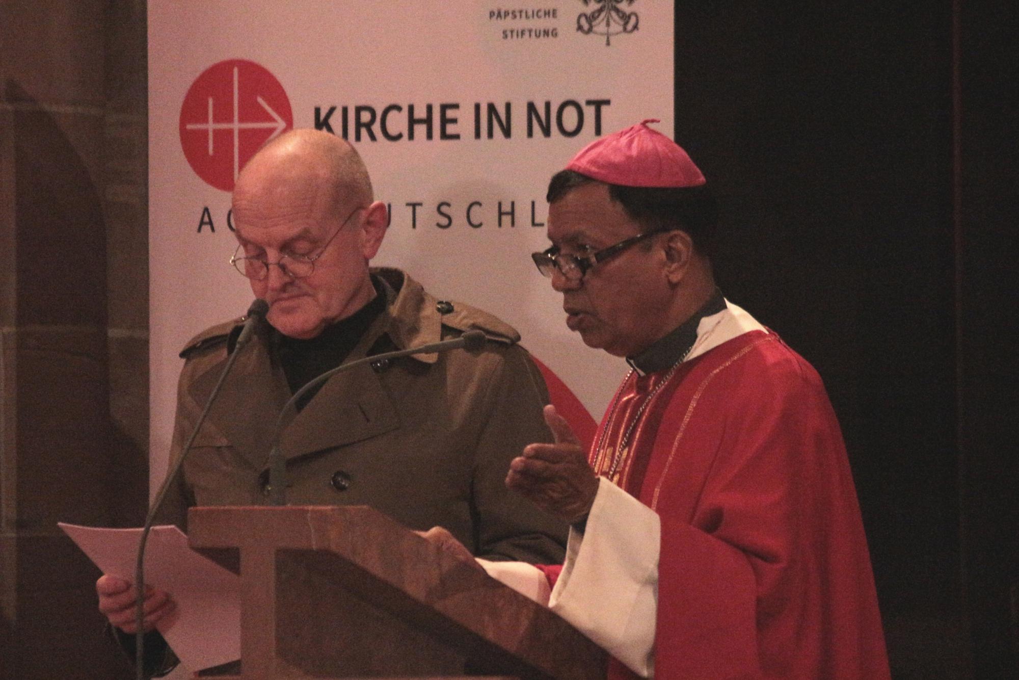 Mainz, 21. November 2023: Erzbischof Sebastian Shaw (rechts) berichtet über die Situation in Pakistan; links: Reinhard Backes von 