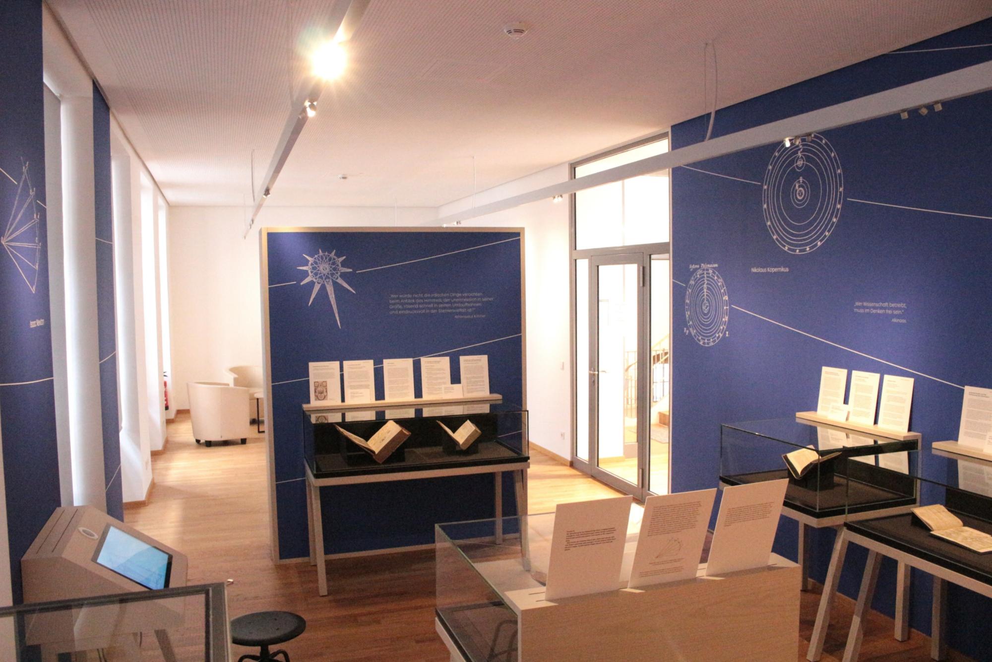 Mainz, 26. September 2024: Ein Blick in den neu gestalteten Ausstellungsraum der Martinus-Bibliothek mit der Auftaktausstellung 