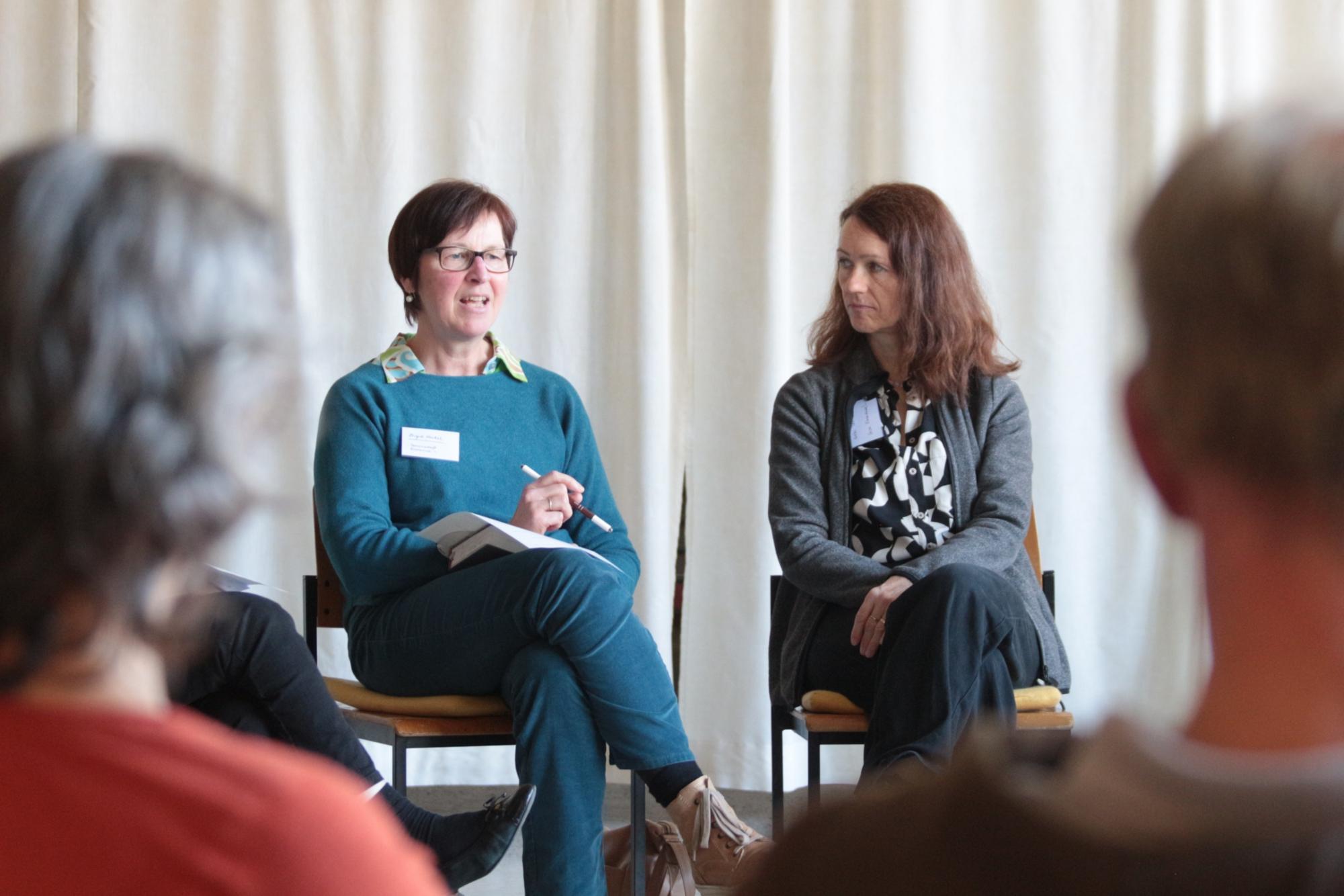 Rüsselsheim, 5. Oktober 2024: Birgid Henkel (links) und Gabi Gelhausen von der Gemeinschaft Emmanuel beim Austausch über die Bibel. (c) Bistum Mainz / Blum