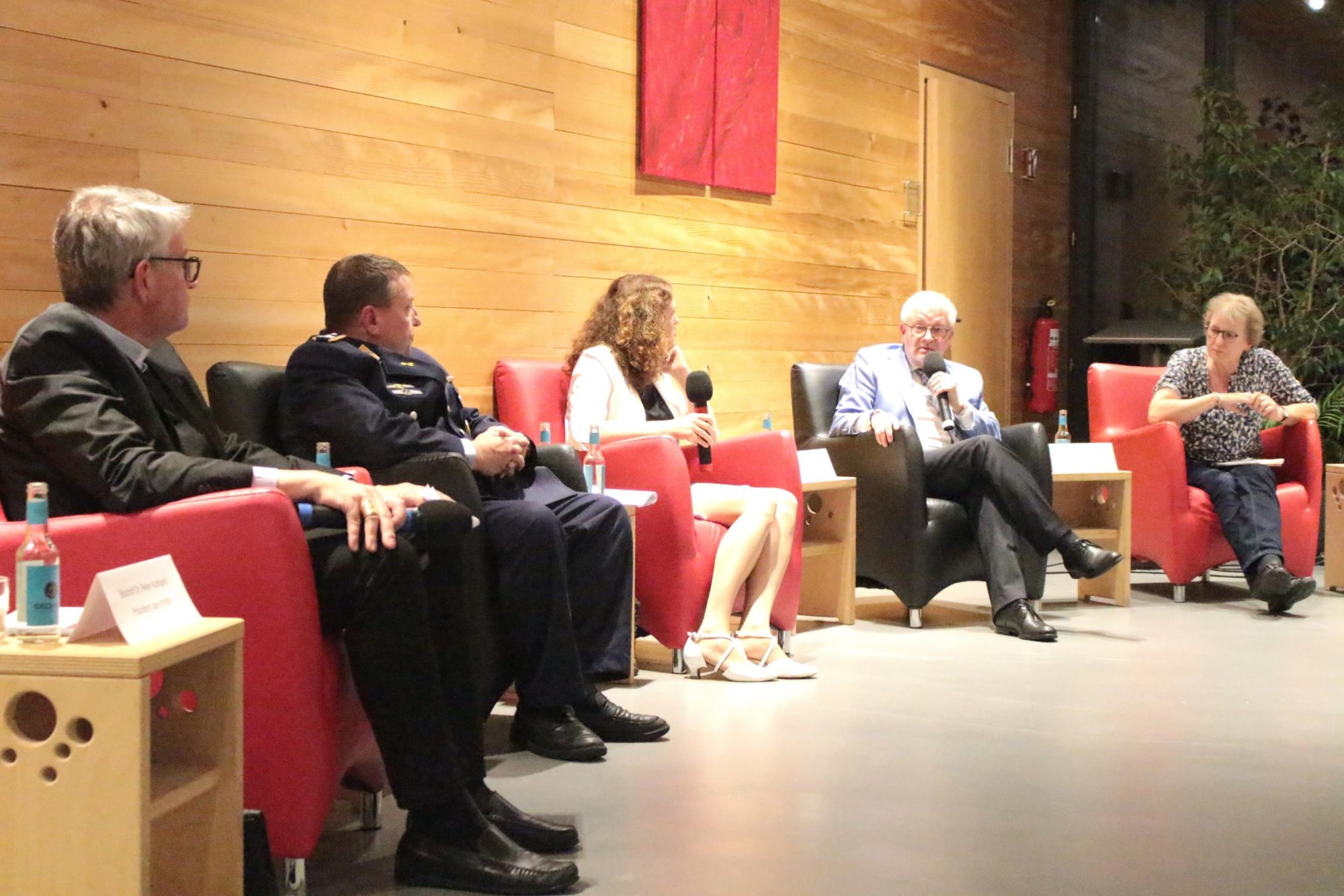 Mainz, 10. Oktober 2024: Diskussion zum Friedenswort der deutschen Bischöfe (v.l.n.r.): Bischof Peter Kohlgraf, Ulrich Schäffer, Elisa Rheinheimer, Michael Gahler und Elisabeth Friese. (c) Bistum Mainz / Blum