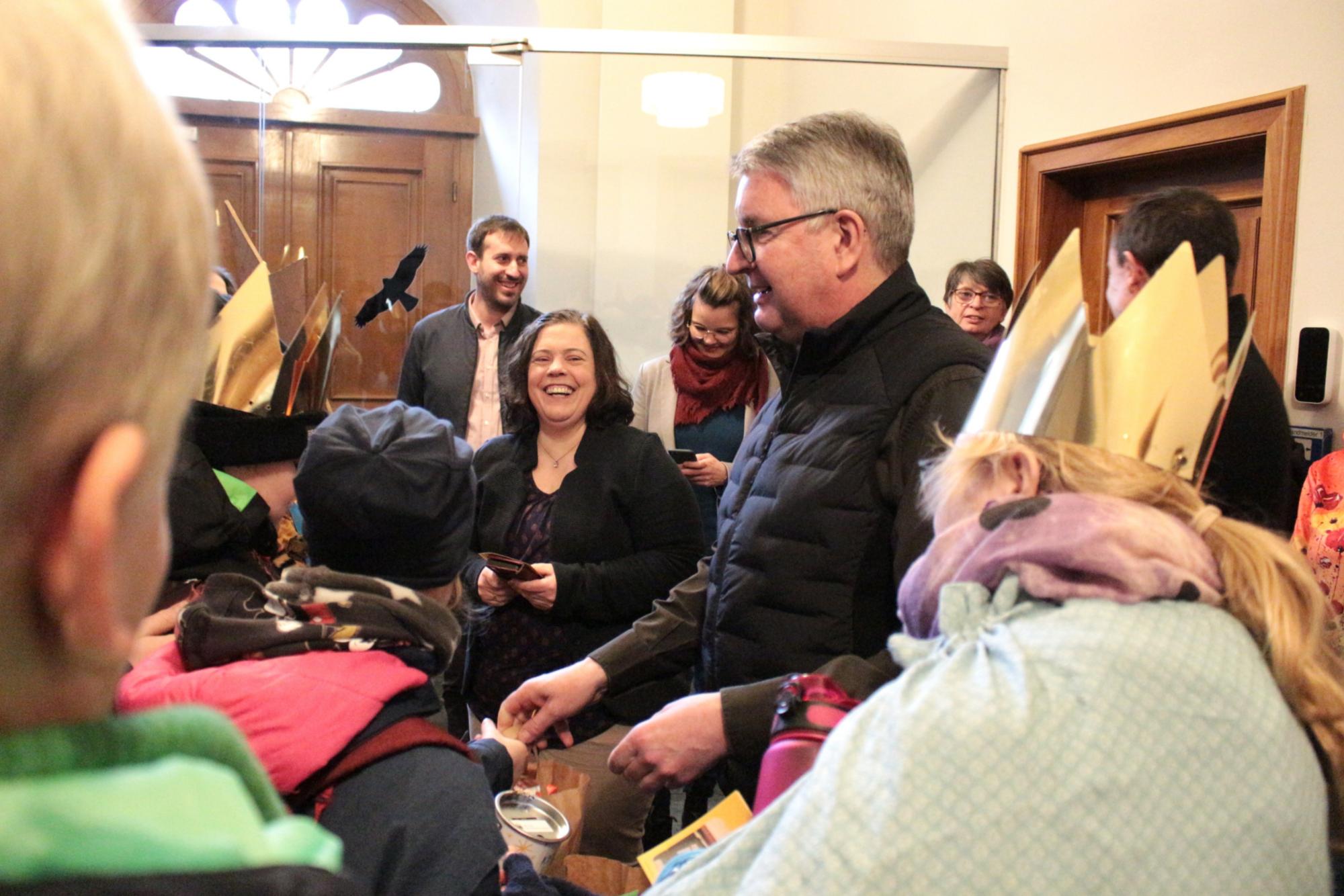 Mainz, 10. Januar 2025: Für die Sternsinger gab es von Bischof Peter Kohlgraf und der Bevollmächtigten Stephanie Rieth eine Spende und auch Süßigkeiten. (c) Bistum Mainz / Blum