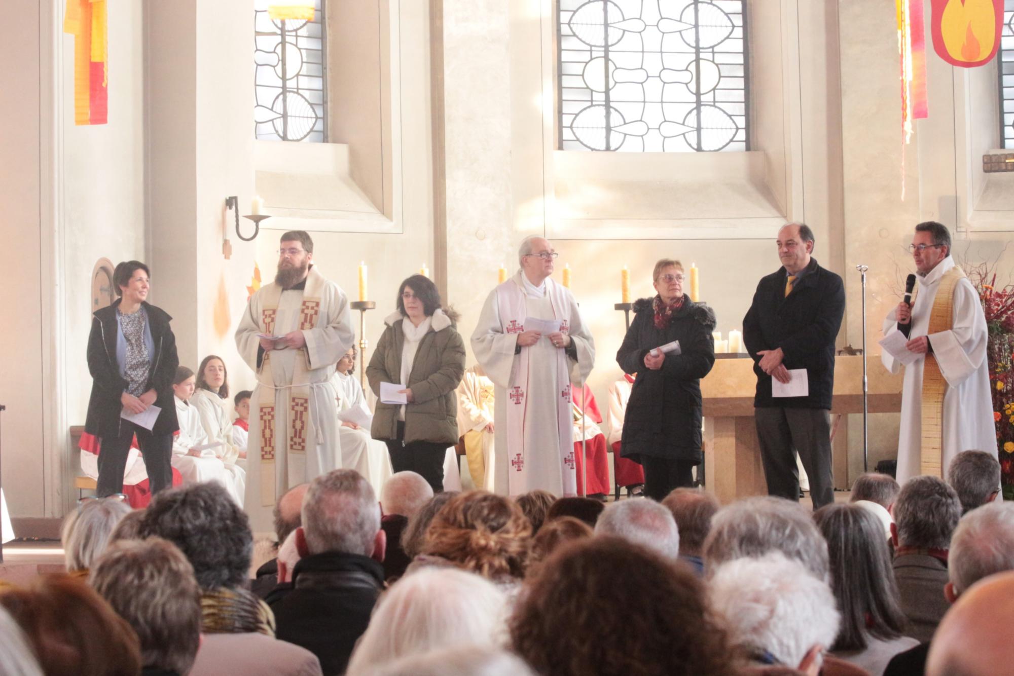 Bensheim, 12. Januar 2025: Die Begrüßung hatte das Pastoralteam der neuen Pfarrei übernommen (v.l.n.r.):  Koordinatorin Sabine Eberle, P. Kolumban Knopik, Gemeindereferentin Lena Reischert, Pfarrvikar Ludger Reichert, Gemeindereferentin Jeanette Baumung, Verwaltungsleiter Clemens Middel und Pfarrer Christian Stamm. (c) Bistum Mainz / Blum