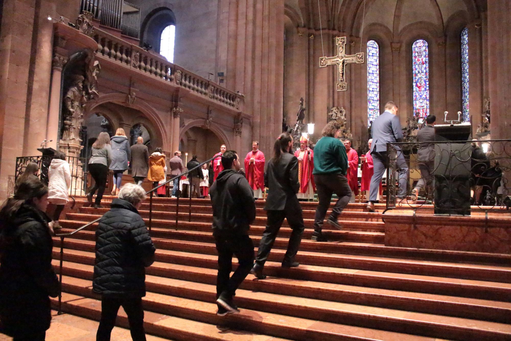 Mainz, 25. Januar 2025: 32 Katholiken im Alter von 15 bis 52 Jahren waren zur Firmung mit Bischof Peter Kohlgraf in den Mainzer Dom gekommen. (c) Bistum Mainz / Blum