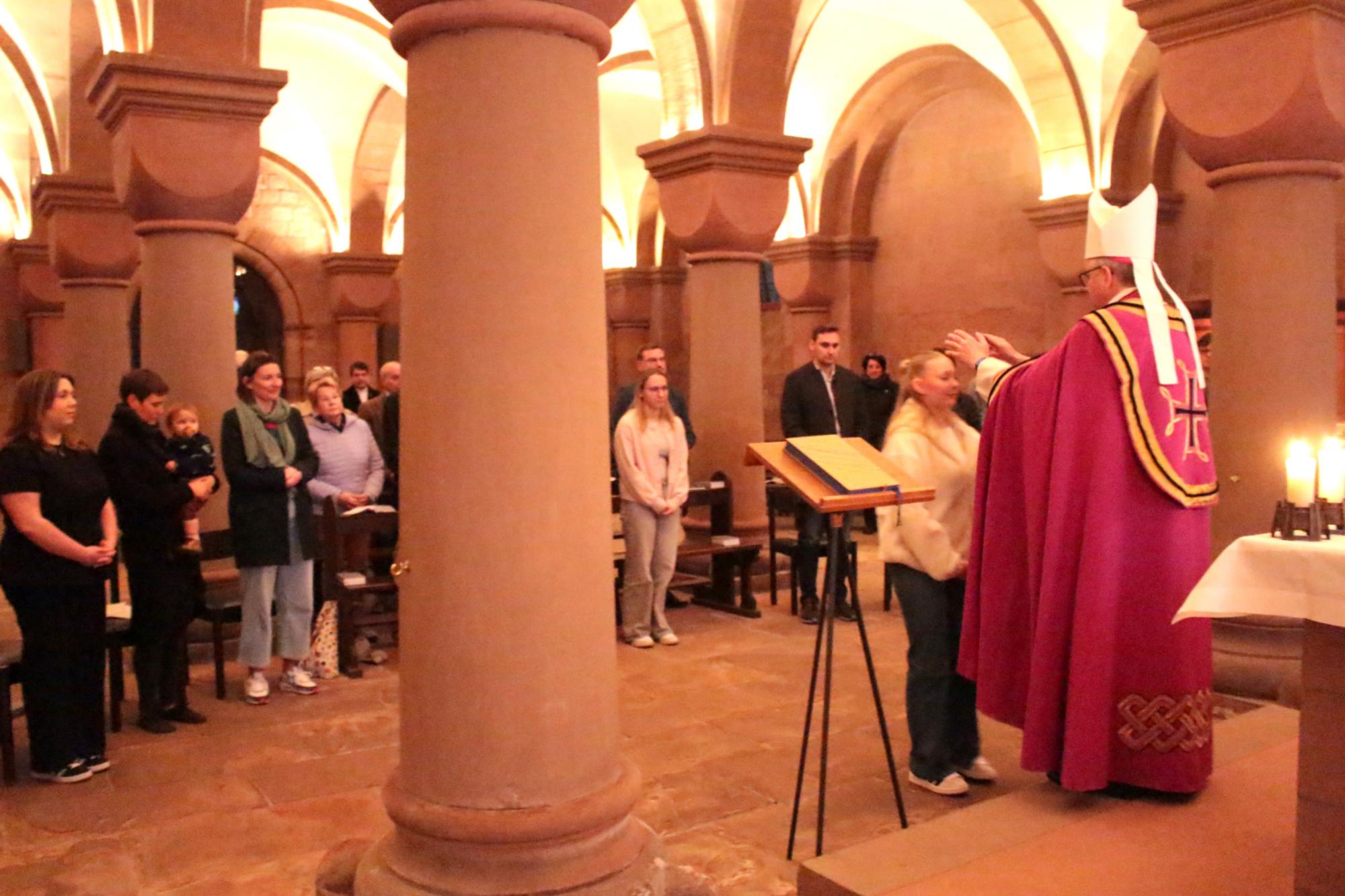 Mainz, 8. März 2025: Neun Taufbewerberinnen und Taufbewerber aus dem Bistum Mainz sind bei dem Wortgottesdienst in der Ostkrypta des Mainzer Domes von Bischof Peter Kohlgraf zur Taufe zugelassen worden. (c) Bistum Mainz / Blum