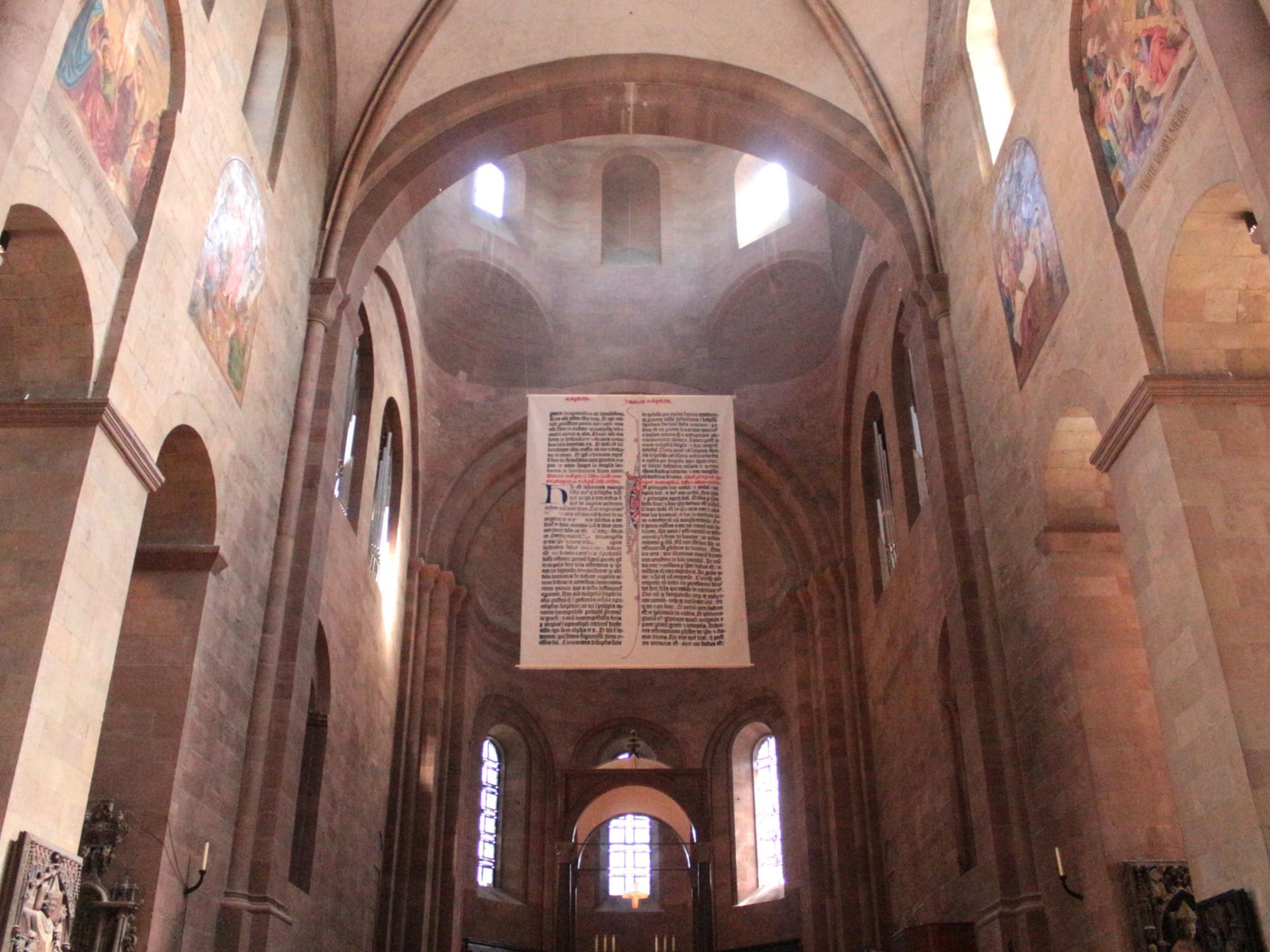 Mainz, 28. April 2025: Die Bibelseite wird bis Ende August im Mainzer Dom zu sehen sein.