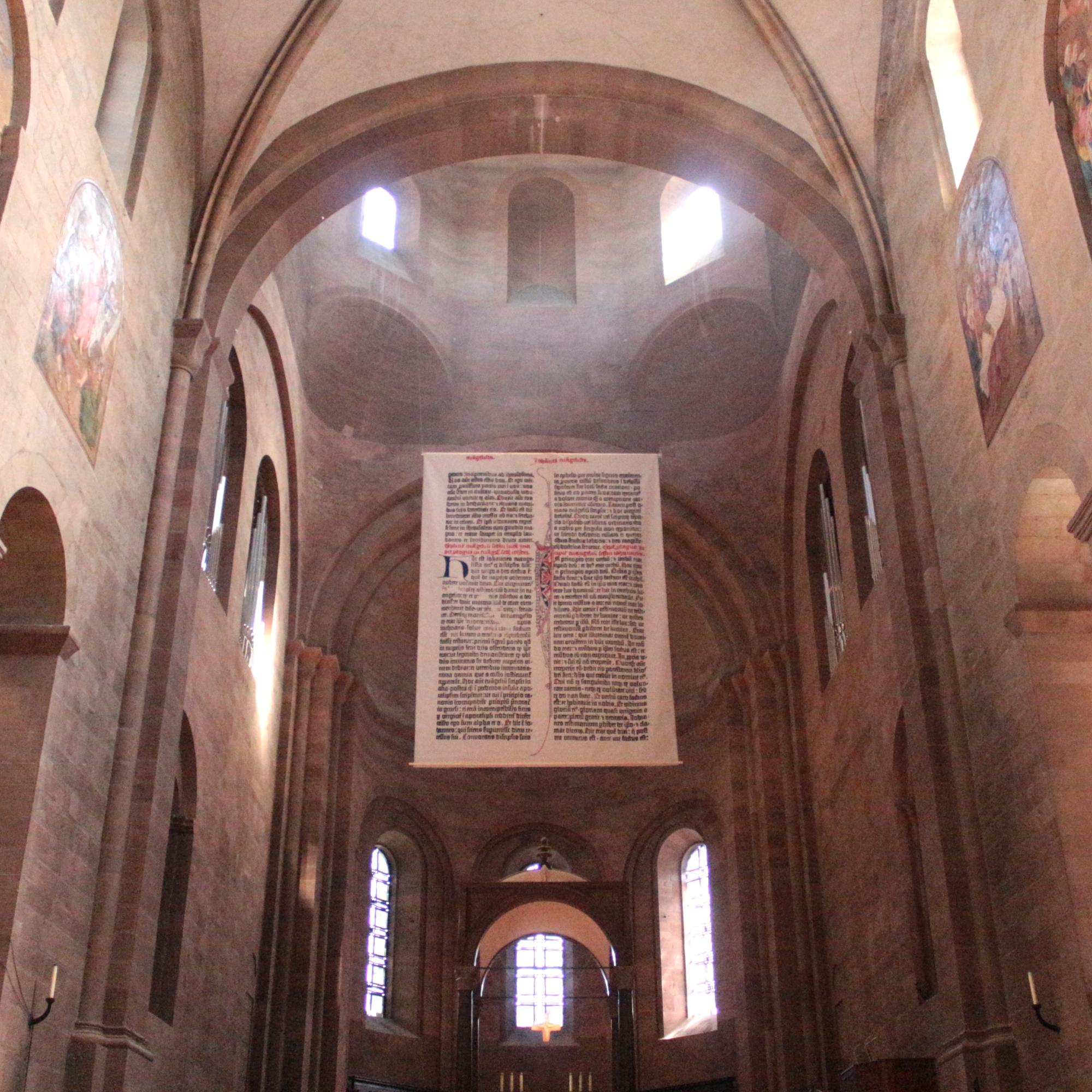 Mainz, 28. April 2025: Die Bibelseite wird bis Ende August im Mainzer Dom zu sehen sein.