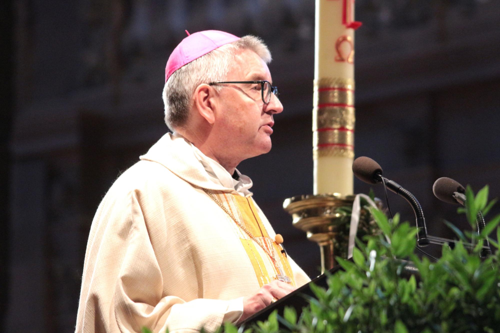 Mainz, 30. April 2025: Bischof Peter Kohlgraf bei seiner Predigt zum Vorabend des Tages der Arbeit im Mainzer Dom. (c) Bistum Mainz / Blum
