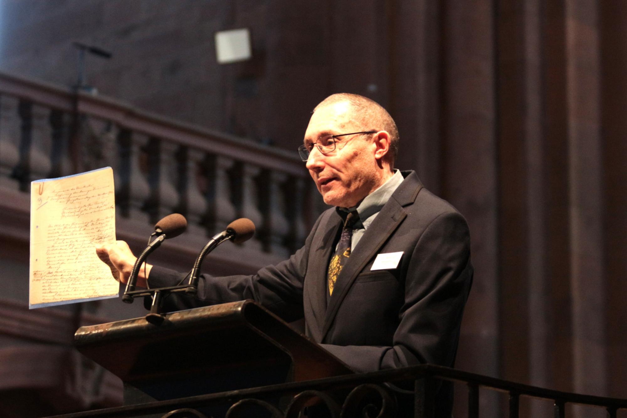 Mainz, 16. Mai 2025: Museumsdirektor Dr. Winfried Wilhelmy hatte den Gründungsbeschluss des Mainzer Domkapitels von vor 100 Jahren mitgebracht. (c) Bistum Mainz / Blum