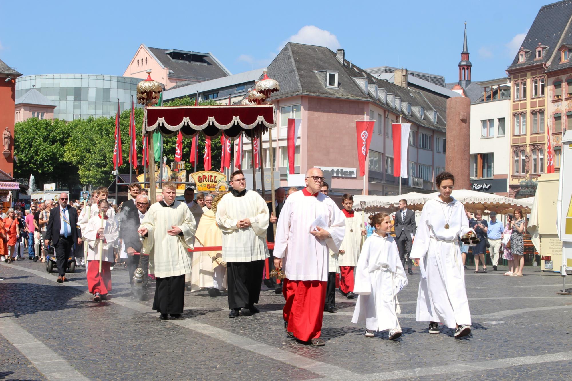 Mainz, 19. Juni 2025: Auf dem Maqrktplatz führte die Fronleichnamsprozession an den Ständen des Johannisfestes vorbei. (c) Bistum Mainz / Blum