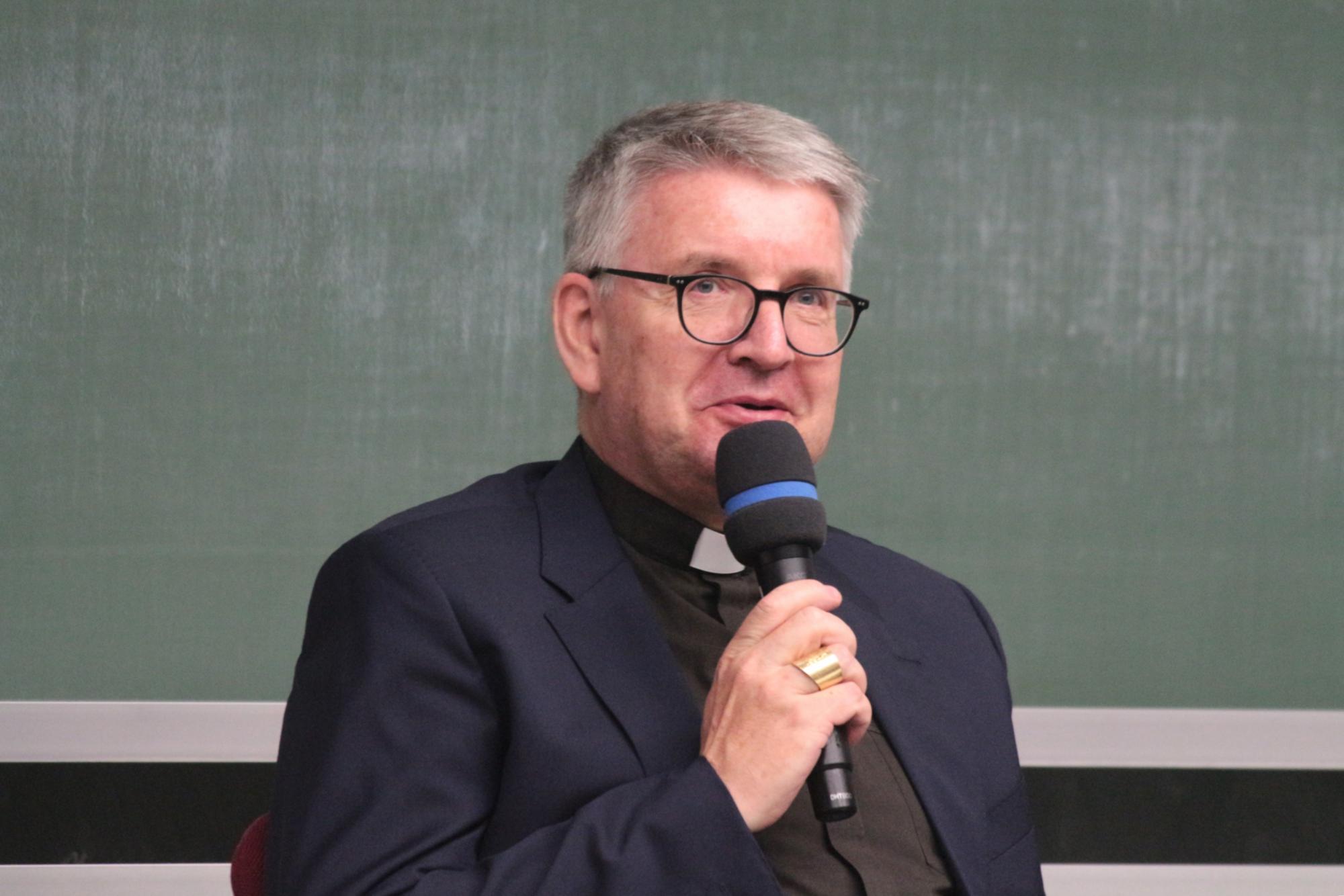 Mainz, 26. Juni 2025: Bischof Peter Kohlgraf bei der Diskussion zu Papst Leo SIV. an der Mainzer Universität. (c) Bistum Mainz / Blum