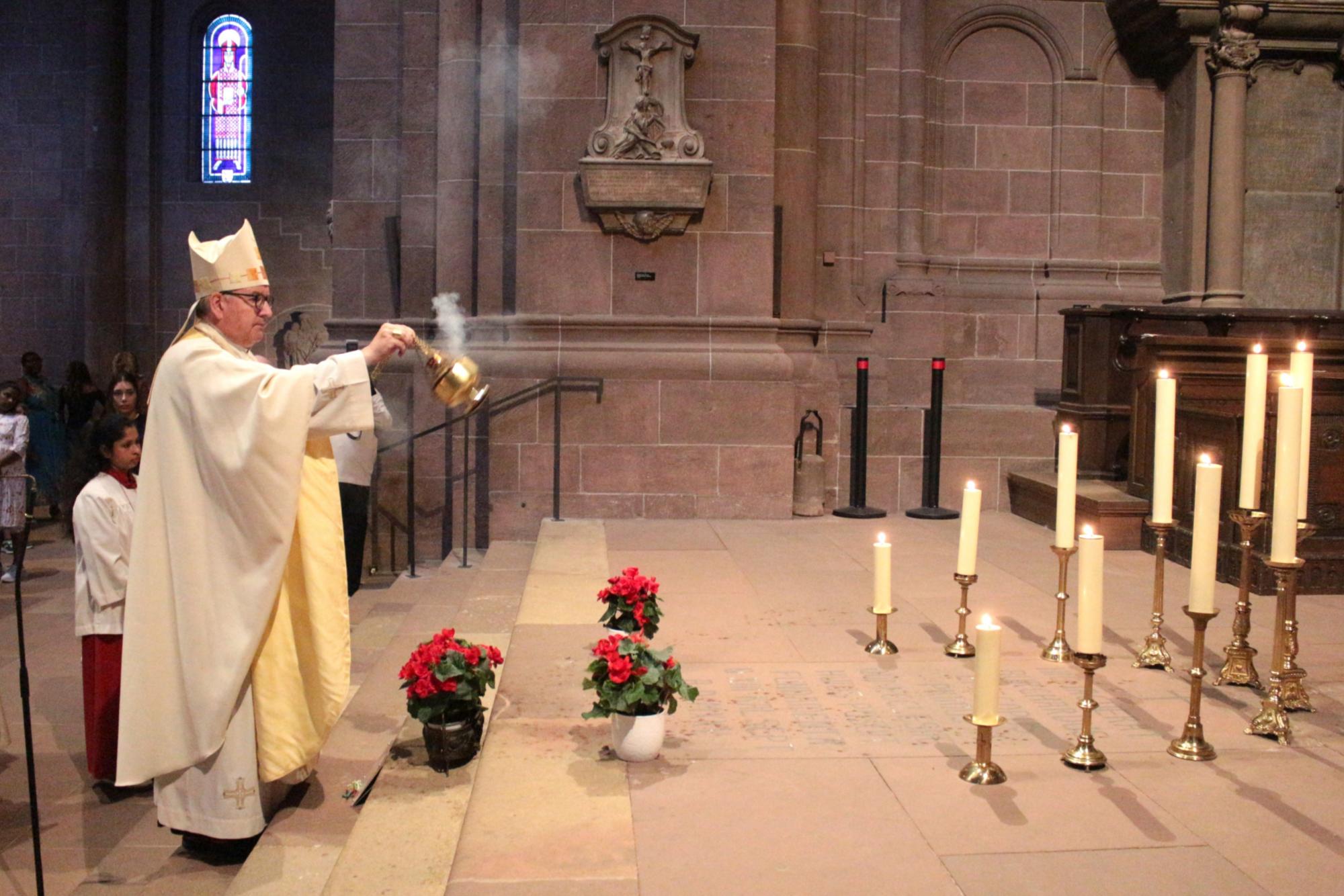 Worms, 24. August 2025: Gebet und Inzens von Bischof Peter Kohlgraf am Grab von Bischof Burchard im Westchor des Wormser Domes. (c) Bistum Mainz / Blum