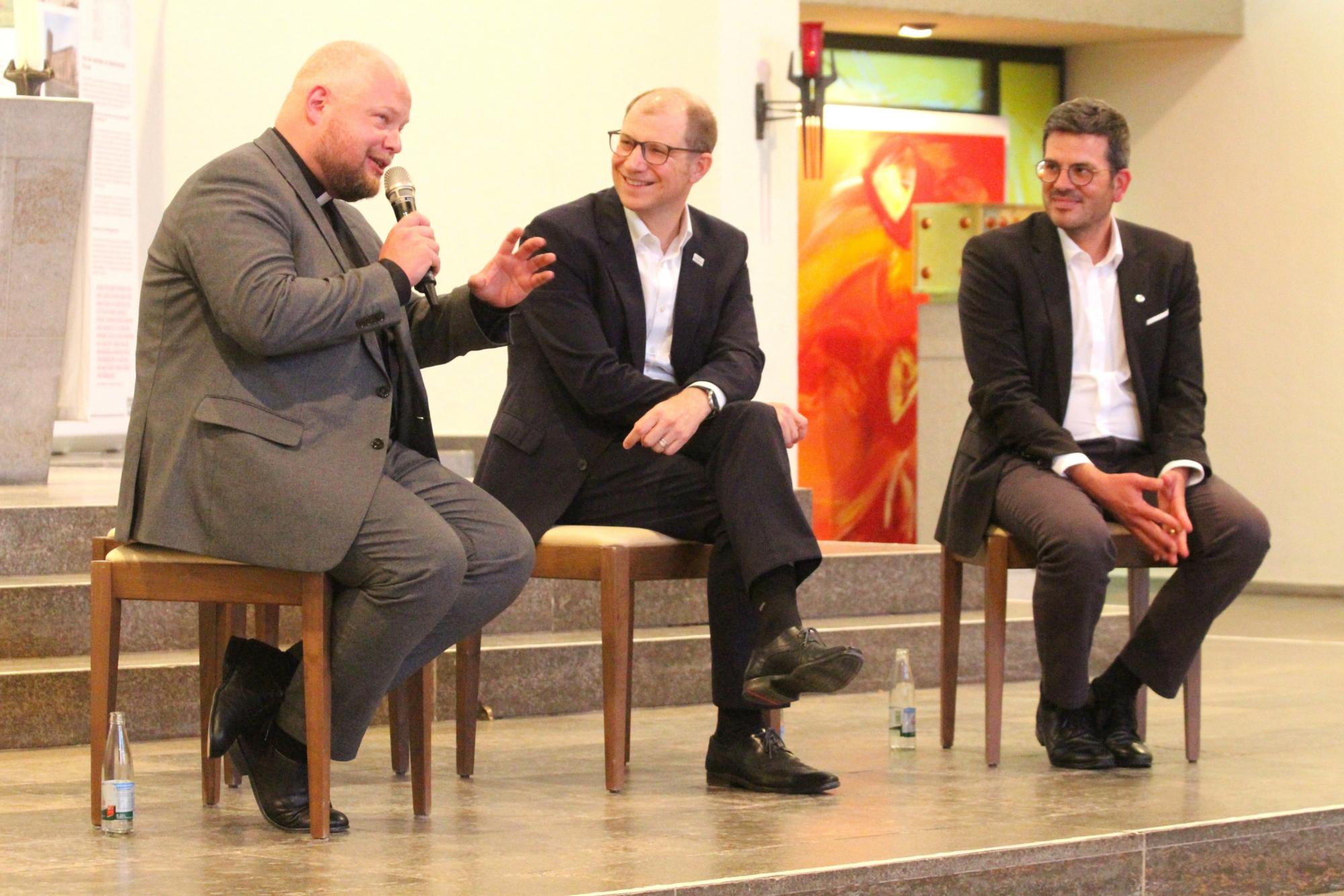 Friedberg, 10. September 2025: Generalvikar Dr. Sebastian Lang diskutierte mit Landrat Jan Weckler und EKHN-Dezernent André Witte-Karp (v.l.n.r.). (c) Bistum Mainz / Blum