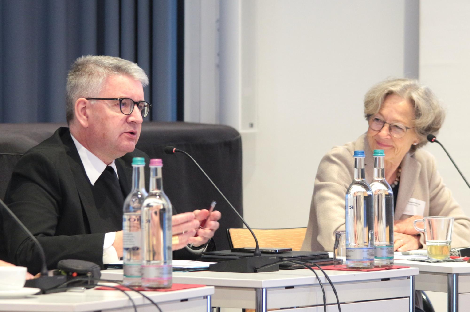 Mainz, 13. September 2025: Bischof Peter Kohlgraf gemeinsam mit der Geschäftsführenden Vorsitzenden der Diözesanversammlung, Dr. Susanne Barner (rechts), auf dem Podium. (c) Bistum Mainz / Blum