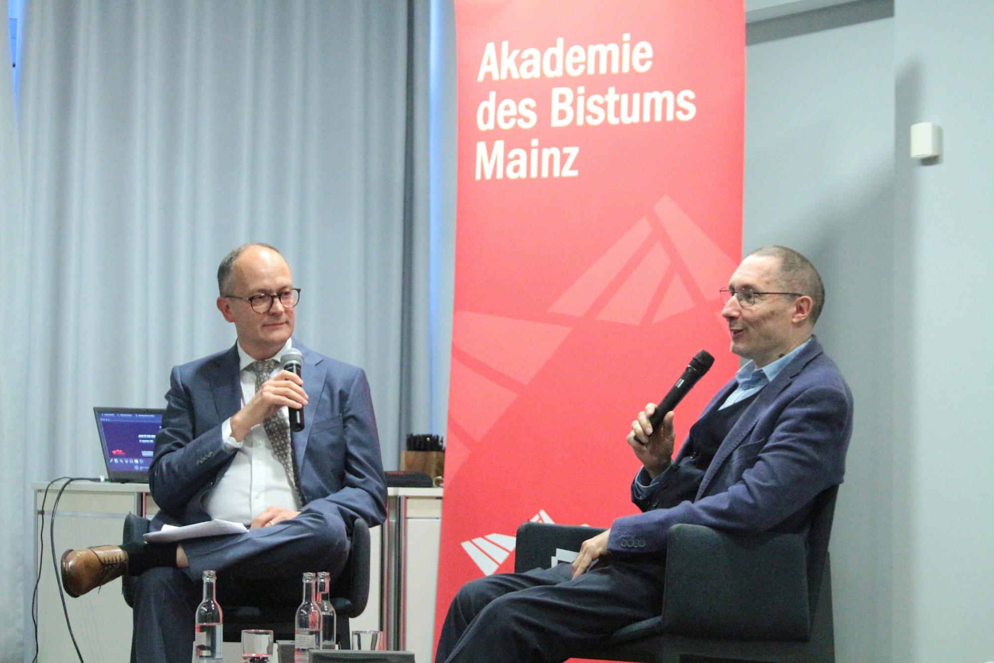 Mainz, 29. September 2025: Dr. Winfried Wilhelmy (rechts) im Gespräch mit Dr. Andreas Linsenmann.