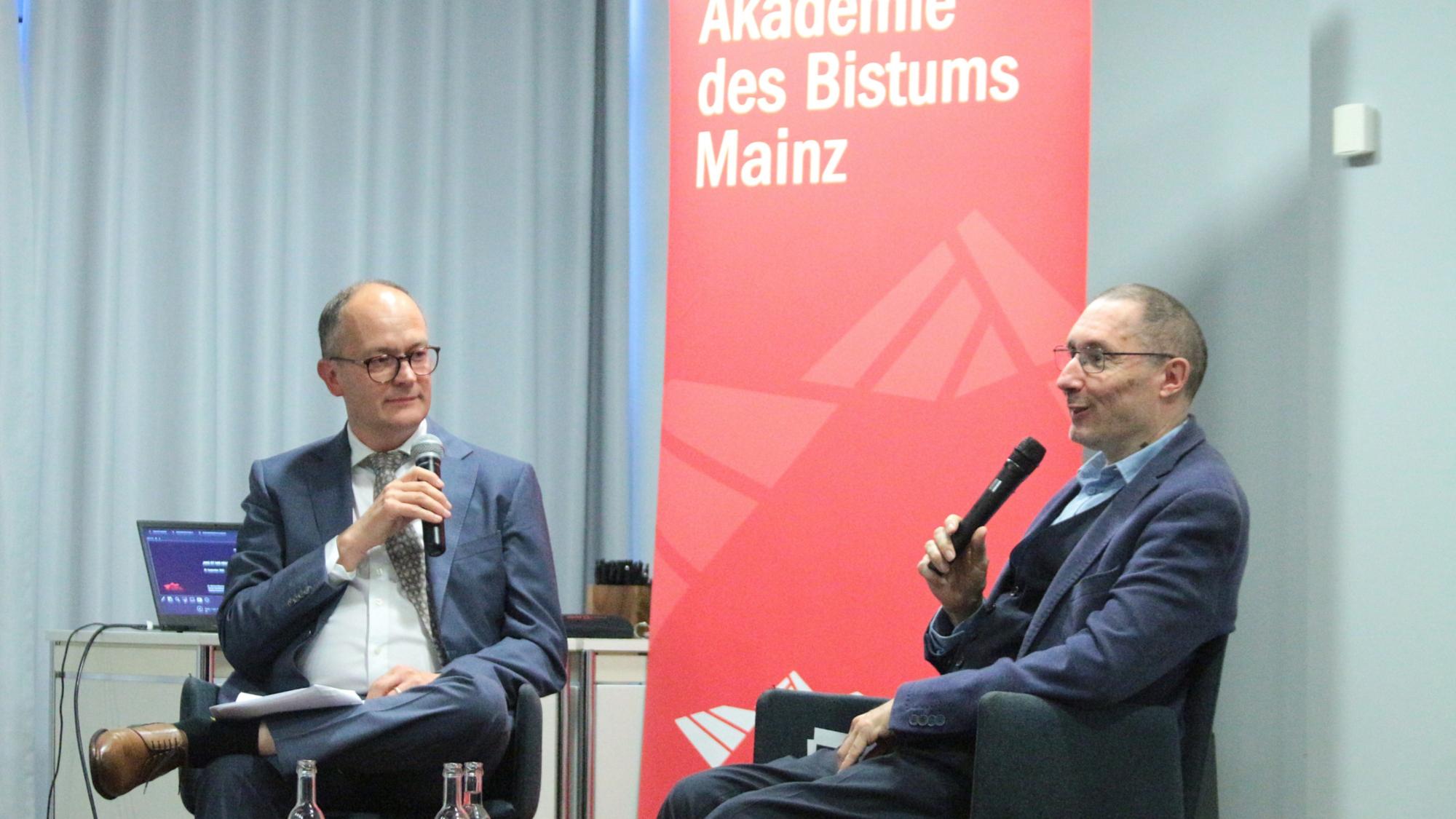 Mainz, 29. September 2025: Dr. Winfried Wilhelmy (rechts) im Gespräch mit Dr. Andreas Linsenmann.