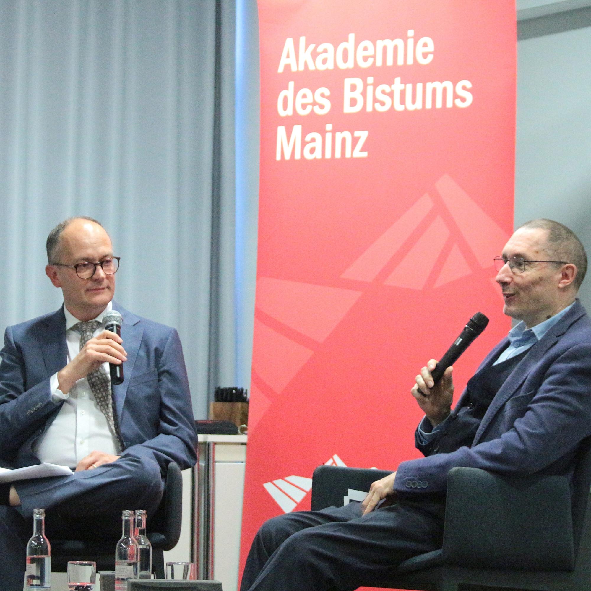 Mainz, 29. September 2025: Dr. Winfried Wilhelmy (rechts) im Gespräch mit Dr. Andreas Linsenmann.