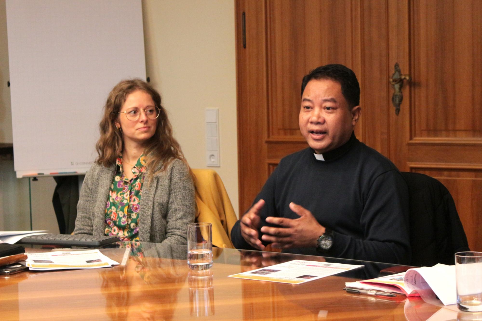 Mainz, 22. Oktober 2025: Pfarrer Dominico (rechts) bei seinem Besuch im Bischöflichen Ordinariat, daneben missio-Referentin Verena Storch. (c) Bistum Mainz / Blum