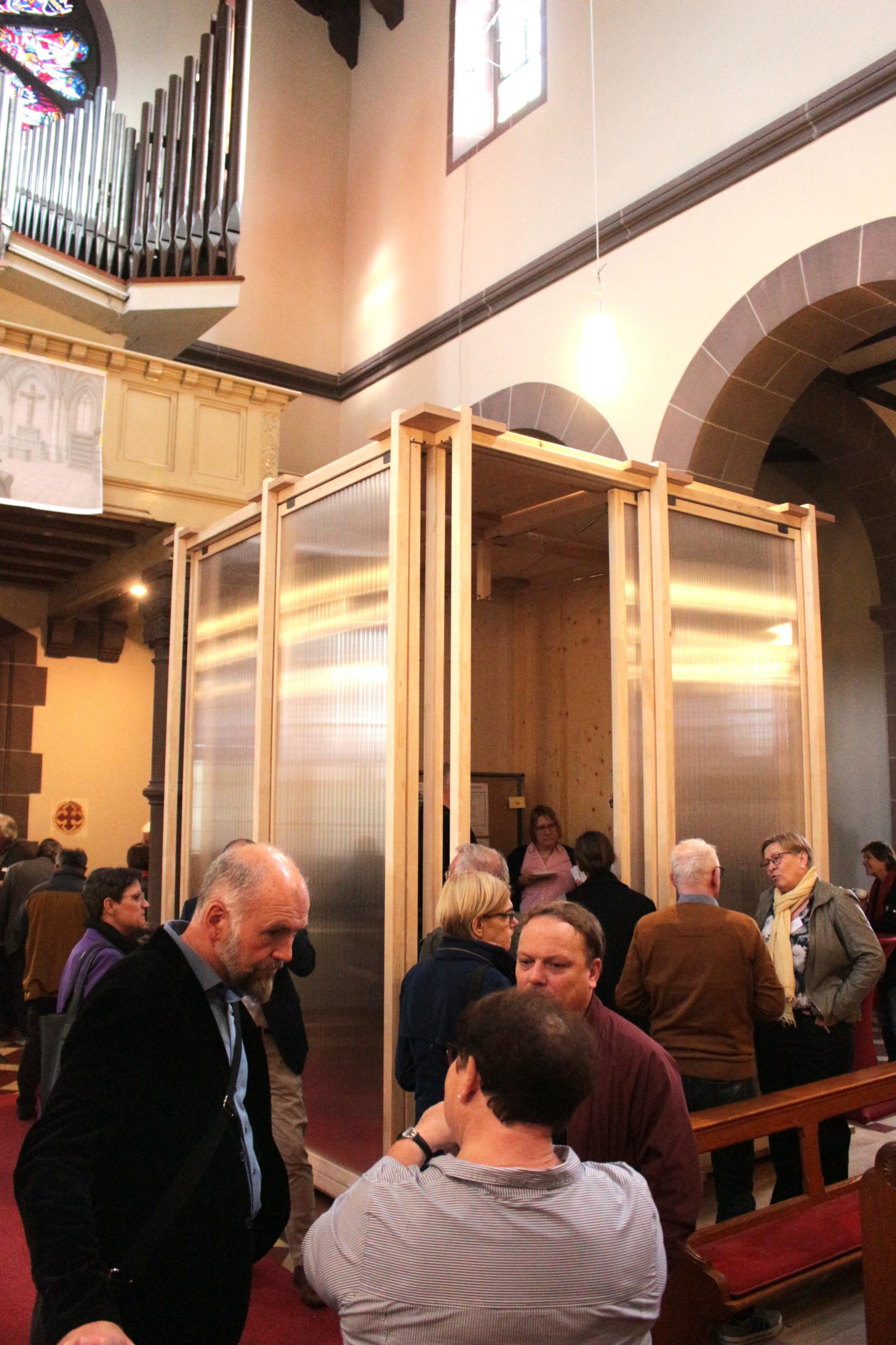 Mainz, 29. Oktober 2025: Ein Prototyp der 'Kirchenbox' wurde für den Fachtag erstmals in der ehemaligen Kapuzinerkirche aufgebaut.