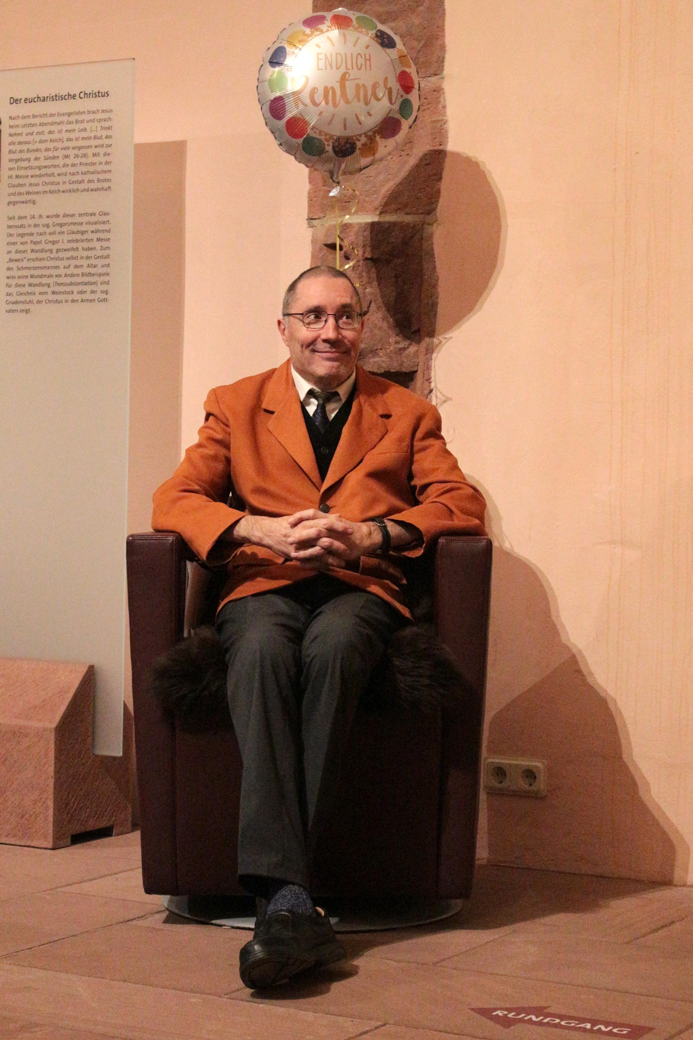 Mainz, 30. Oktober 2025: Die Kollegen hatten dem scheidenden Museumsdirektor Winfried Wilhelmy bei der Verabschiedung einen besonderen Platz reserviert.