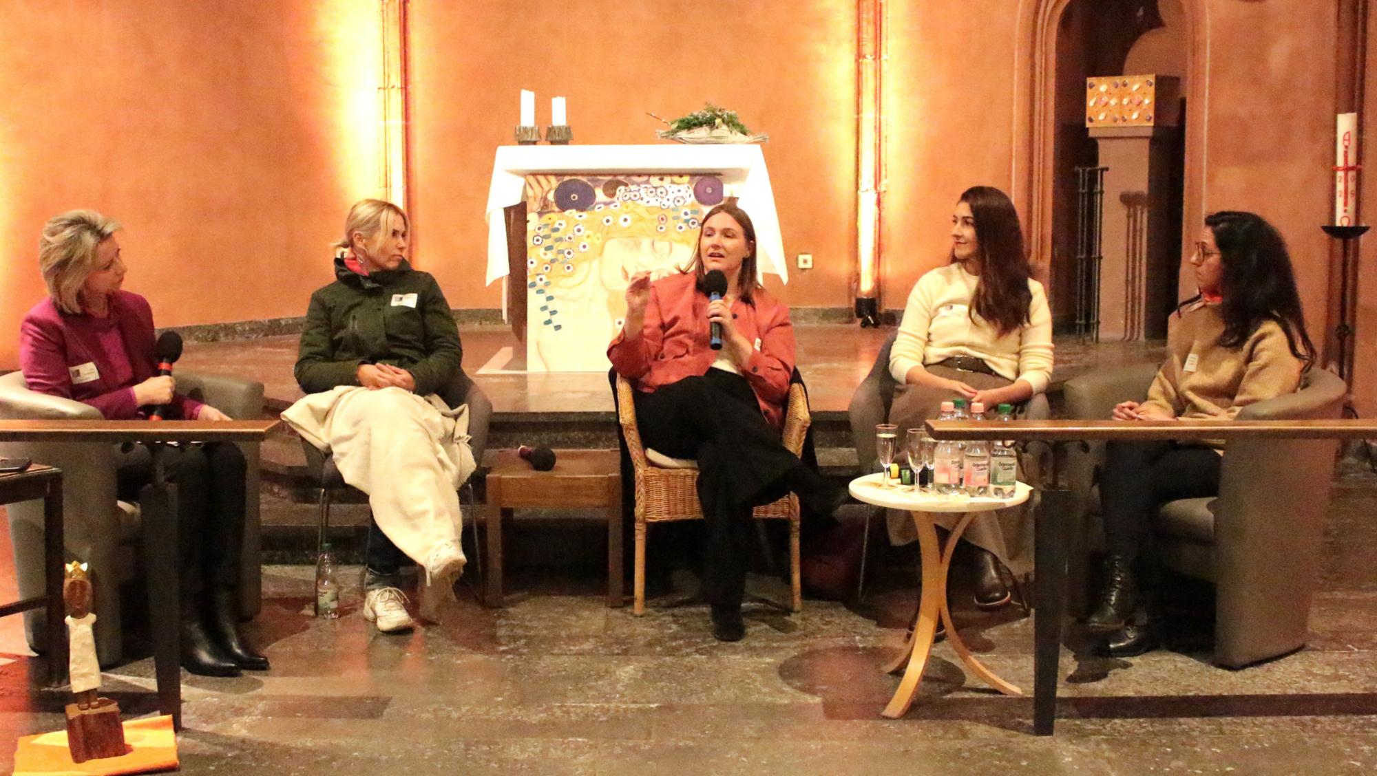 Mainz, 18. November 2025: Podium zum Abschluss des Thementags (v.l.n.r.): Anja Schneider, Alexandra Esch, Katharina Binz, Evin Jakob und Martina Turgut. (c) Bistum Mainz / Blum