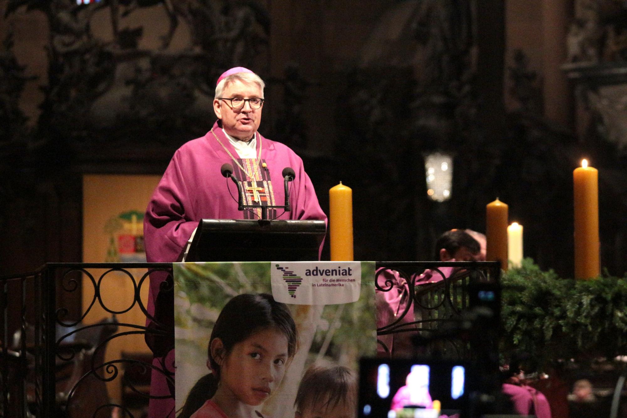 Mainz, 30. November 2025: Der Mainzer Bischof Peter Kohlgraf bei seiner Predigt im Eröffnungsgottesdienst der Adveniat-Weihnachtsaktion im Mainzer Dom. (c) Bistum Mainz / Blum