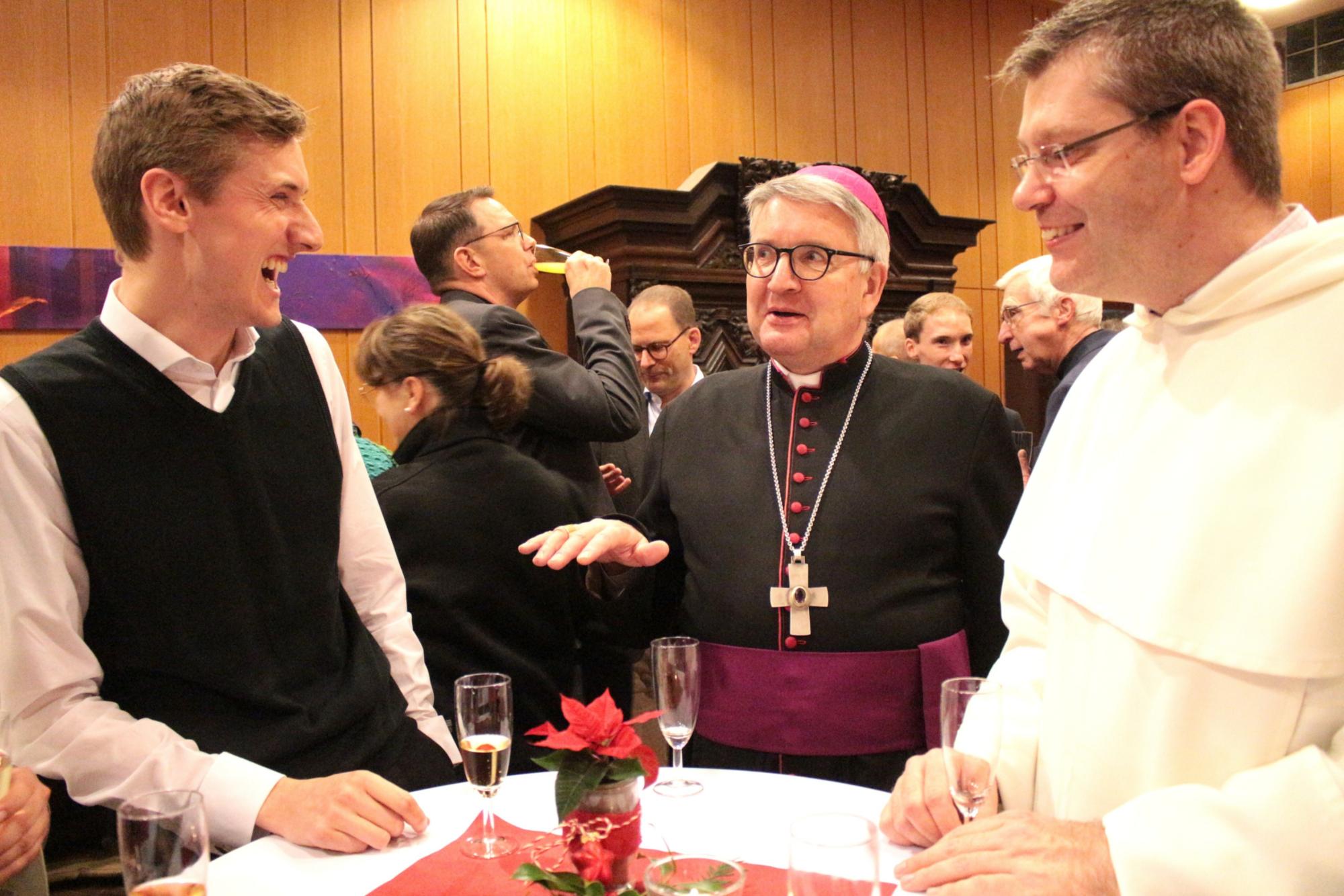 Mainz, 8. Dezember 2025: Der Mainzer Bischof Peter Kohlgraf im Gespräch beim Festtag des Mainzer Priesterseminars. (c) Bistum Mainz / Blum