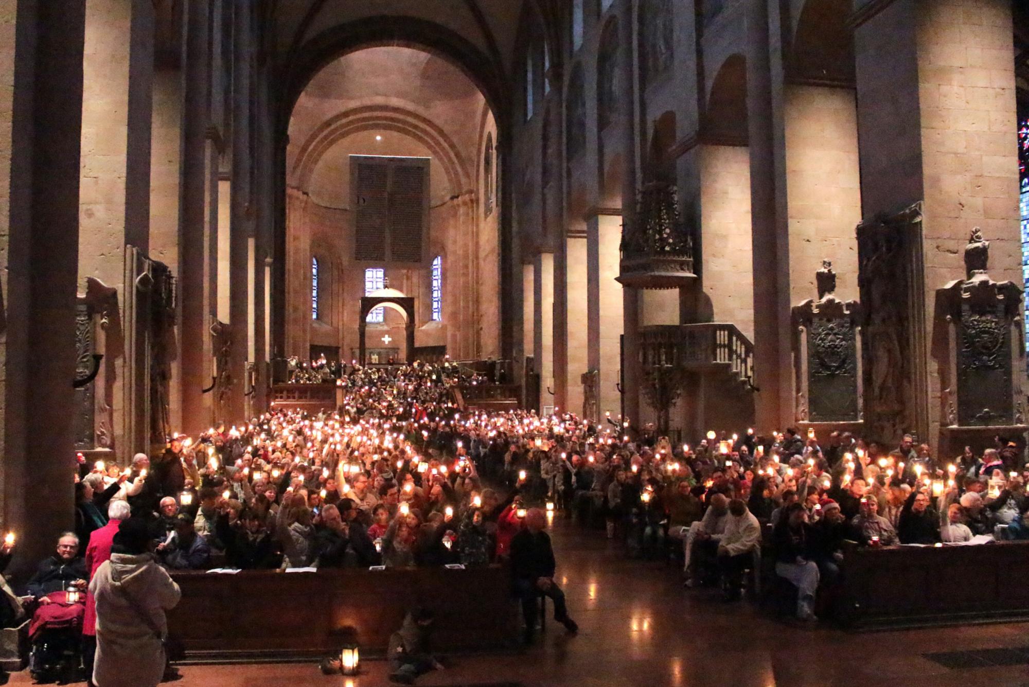 Mainz, 14. Dezember 2025: Über 1.000 Pfadfinderinnen und Pfadfinder aus dem Bistum Mainz waren zur Aussendungsfeier für das Friedenslicht aus Bethlehem in den Mainzer Dom gekommen.