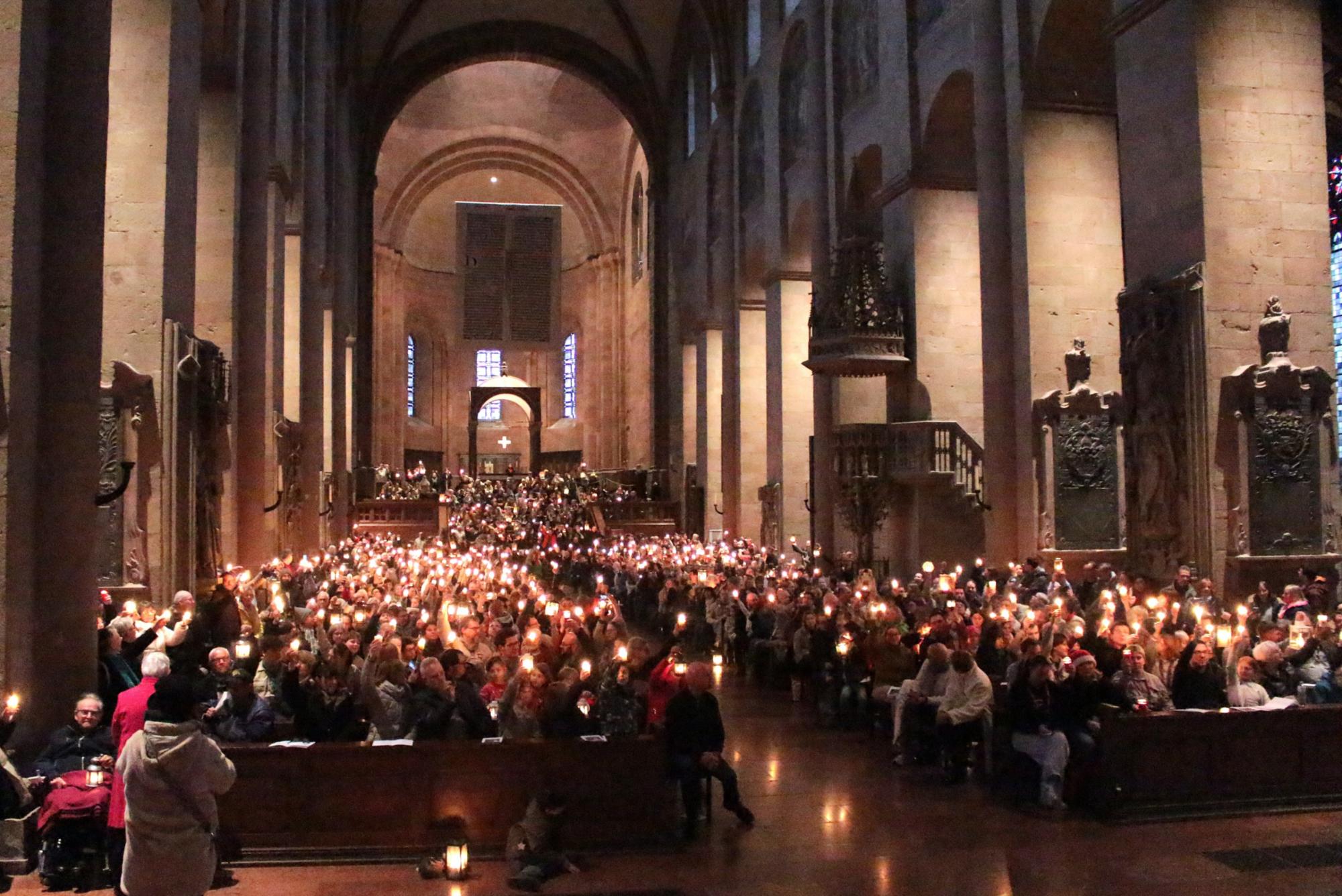 Mainz, 14. Dezember 2025: Über 1.000 Pfadfinderinnen und Pfadfinder aus dem Bistum Mainz waren zur Aussendungsfeier für das Friedenslicht aus Bethlehem in den Mainzer Dom gekommen. (c) Bistum Mainz / Blum