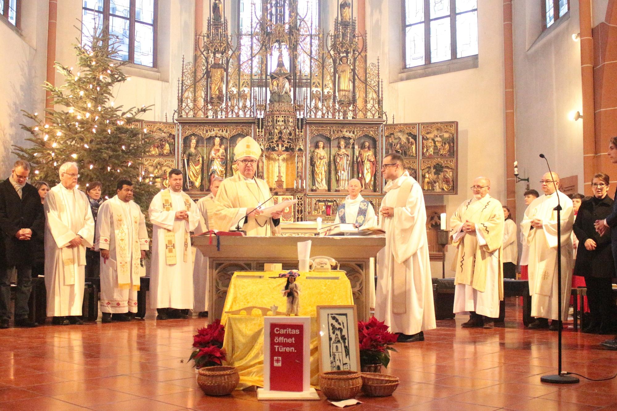 Gießen, 11. Januar 2026: Am Ende des Gottesdienstes überreichte Bischof Peter Kohlgraf die Ernennungsdekrete an die Mitarbeiterinnen und Mitarbeiter der neuen Pfarrei.