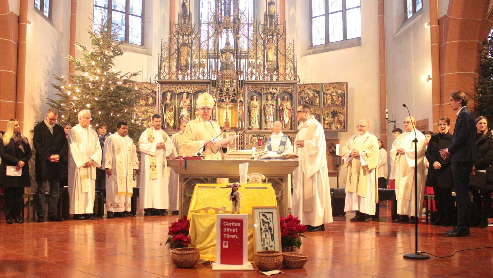 Gießen, 11. Januar 2026: Am Ende des Gottesdienstes überreichte Bischof Peter Kohlgraf die Ernennungsdekrete an die Mitarbeiterinnen und Mitarbeiter der neuen Pfarrei. (c) Bistum Mainz / Blum