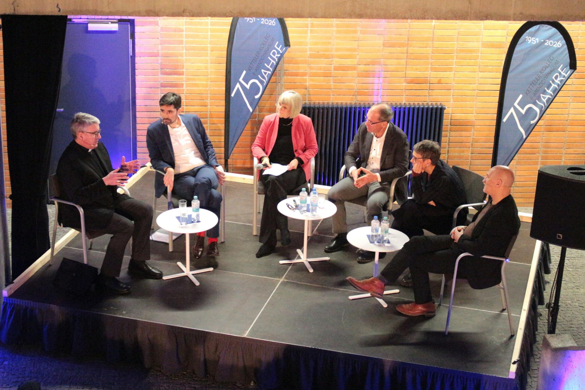Mainz, 13. Januar 2026: Podium im Ketteler-Kolleg (v.l.n.r.): Bischof Peter Kohlgraf, Staatsminister Sven Teuber, Gundula Gause, Bernd Fitzenberger, Corinna Kleinert und Christian Klischat. (c) Bistum Mainz / Blum
