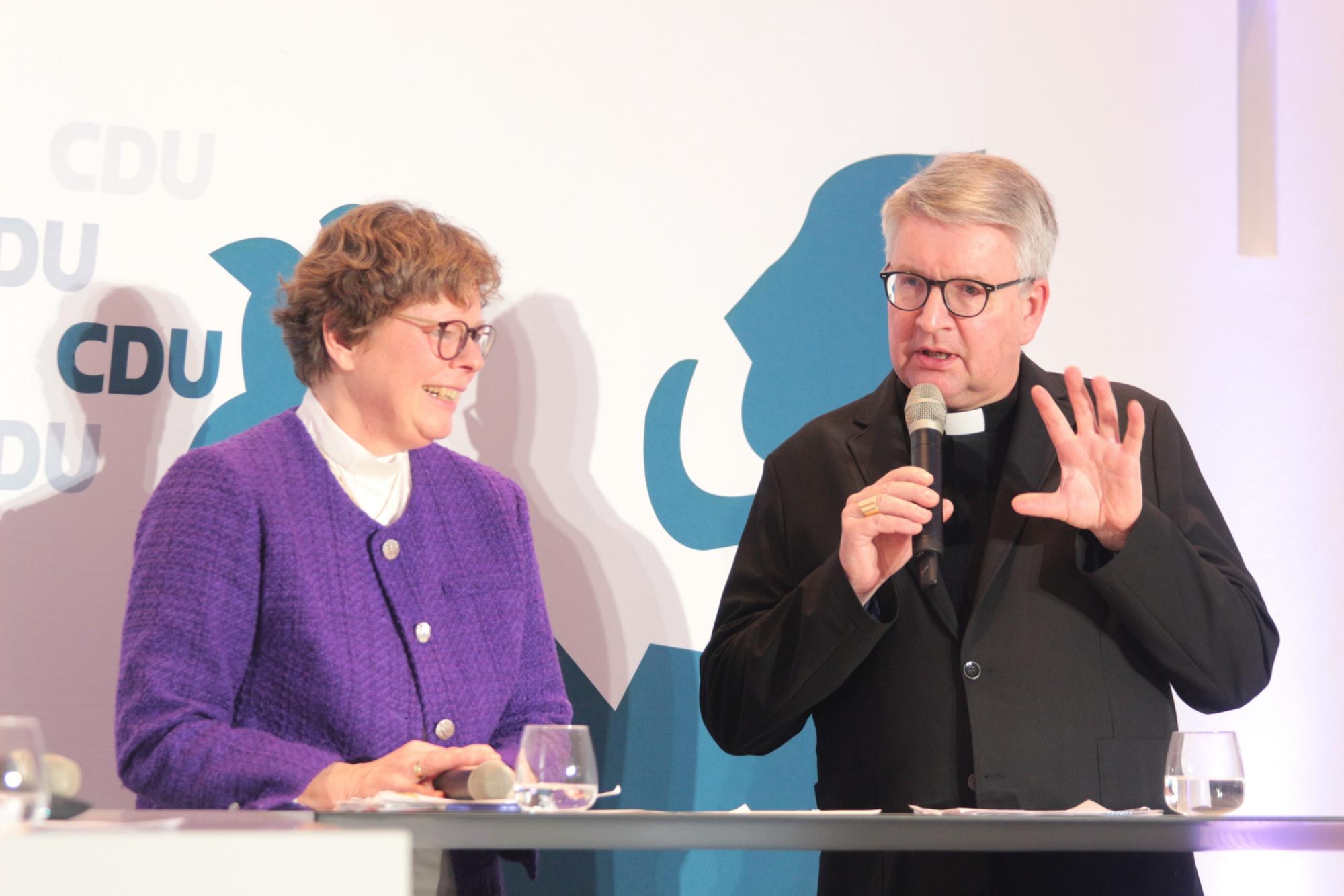 Wiesbaden, 17. Januar 2026: Bischof Peter Kohlgraf beim Abschlusspodium des Tages,zusammen mit Bischöfin Beate Hofmann (links). (c) Bistum Mainz / Blum