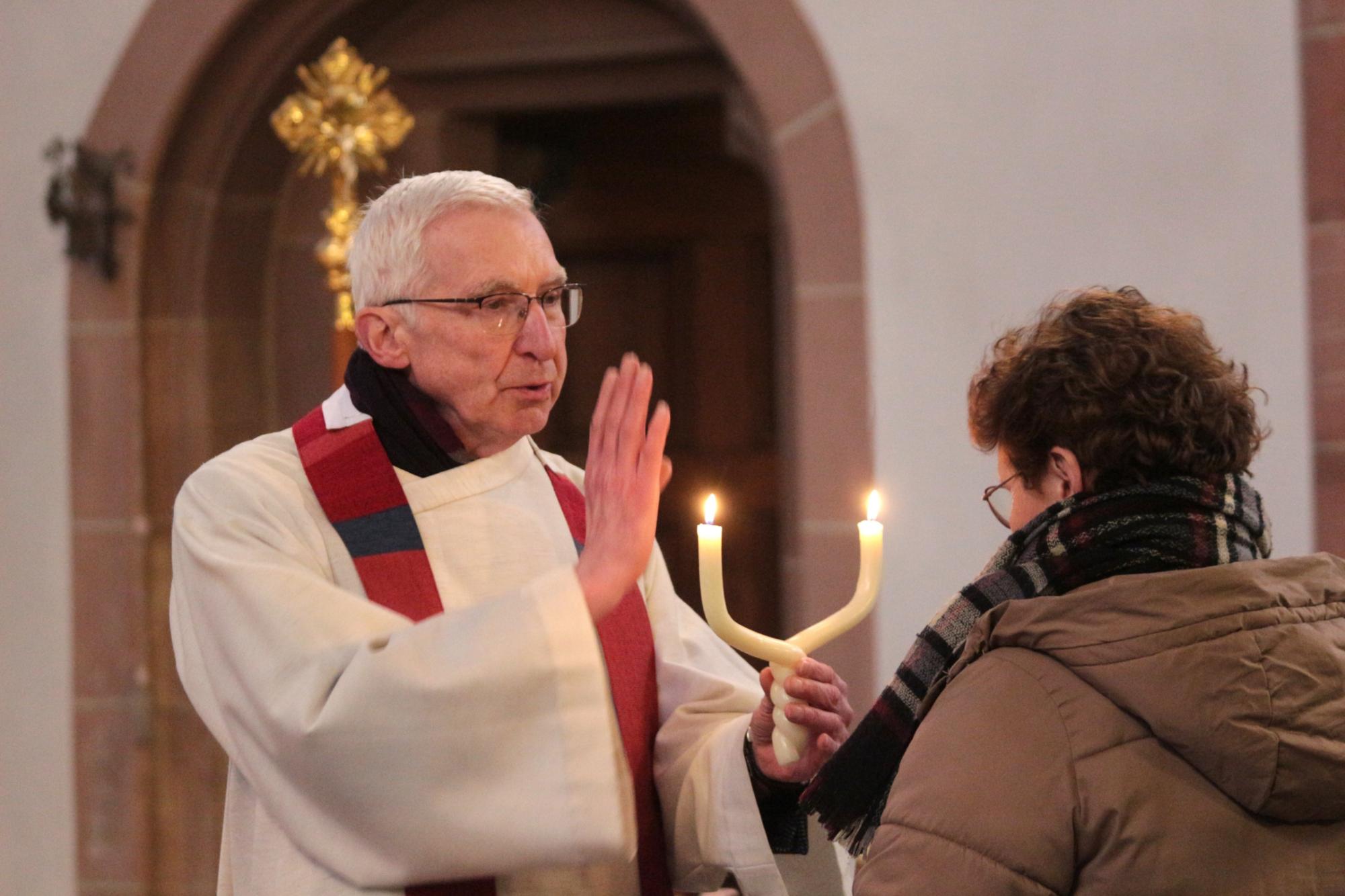 Mainz, 3. Februar 2026: Domkapitular Franz-Rudolf Weinert spendete den Blasius-Segen to go In St. Quintin. (c) Bistum Mainz / Blum