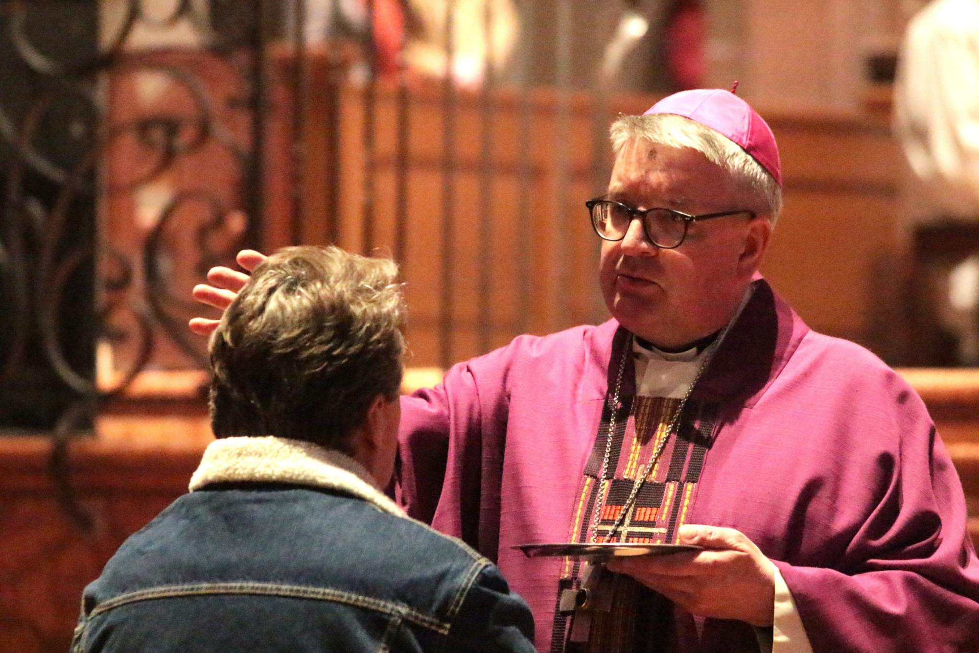 Mainz, 18. Februar 2026: Bischof Peter Kohlgraf zeichnet an Aschermittwoch im Mainzer Dom mit Asche ein Kreuz auf die Stirn der Gläubigen. (c) Bistum Mainz / Blum