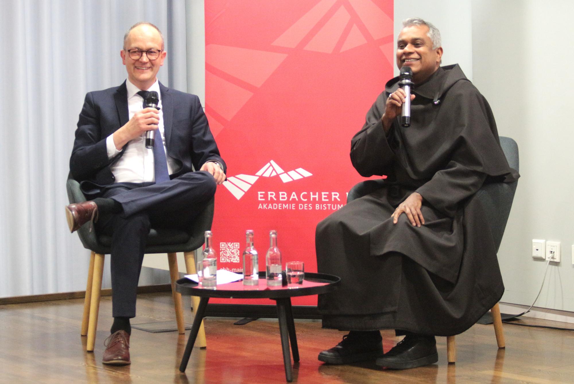 Mainz, 26. März 2026: Weihbischof P. Joshy Pottackal O.Carm. im Gespräch mit Andreas Linsenmann (links). (c) Bistum Mainz / Blum