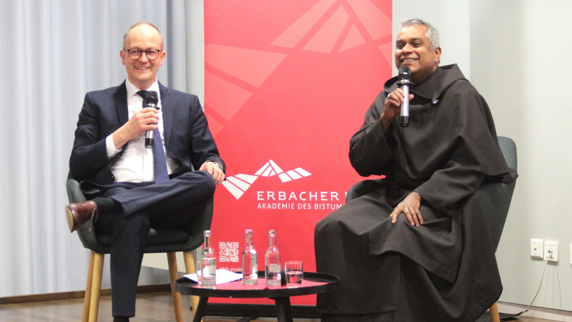 Mainz, 26. März 2026: Weihbischof P. Joshy Pottackal O.Carm. im Gespräch mit Andreas Linsenmann (links).