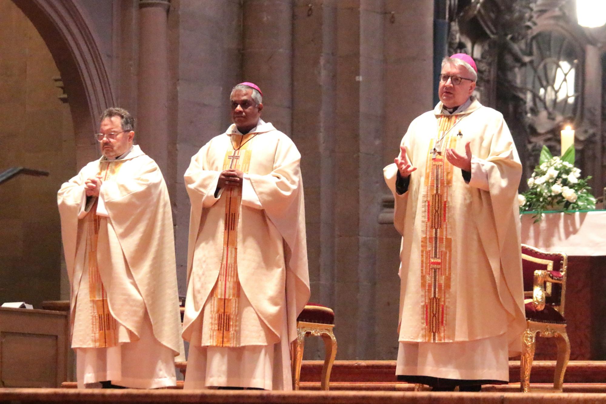 Mainz, 2. April 2026: Der Mainzer Bischof Peter Kohlgraf feierte das Abendmahlsamt unter anderen mit Weihbischof P. Joshy Pottackal (mitte) und Domdekan Henning Priesel (rechts). (c) Bistum Mainz / Blum