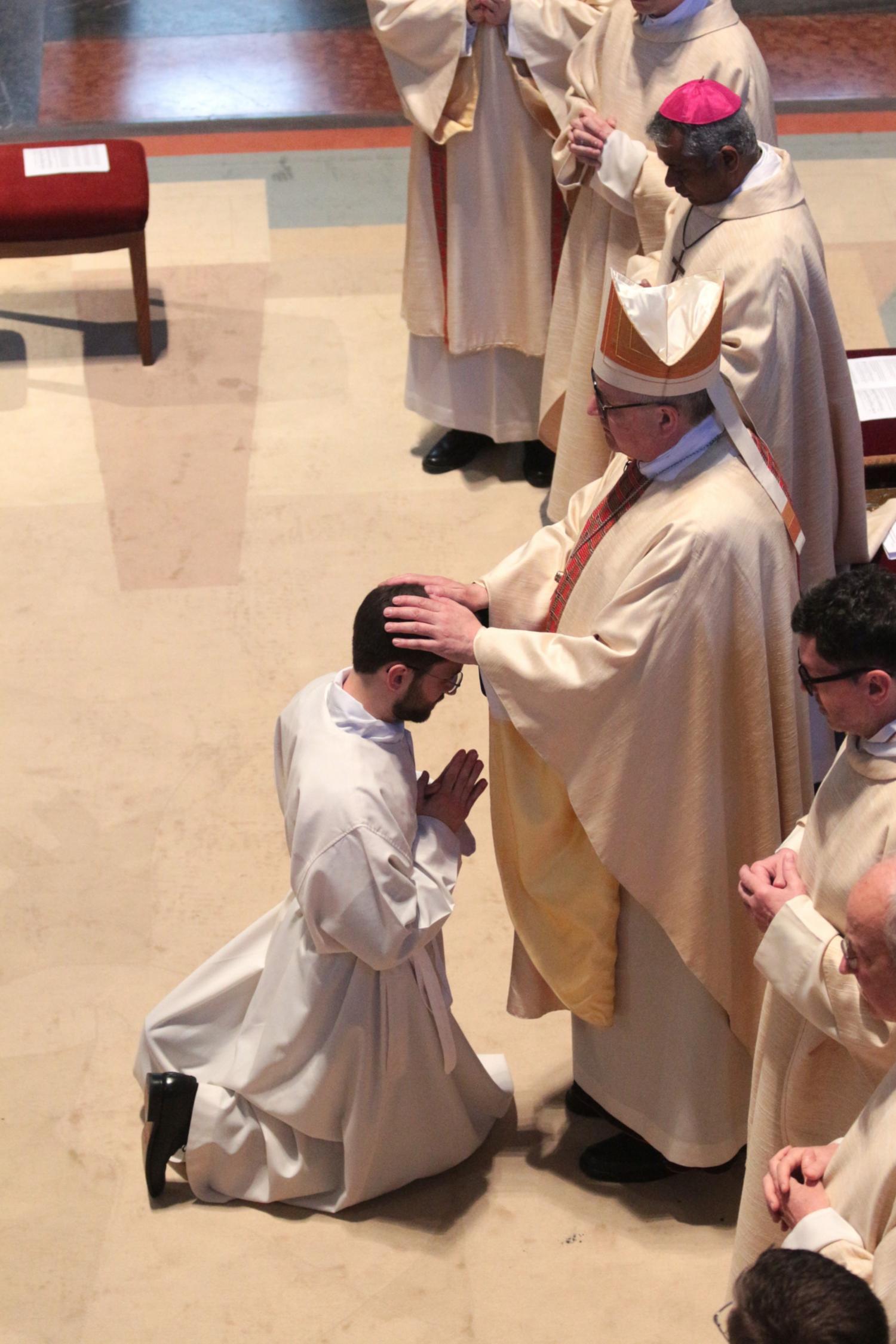 Mainz, 18. April 2026: Bischof Peter Kohlgraf legt Joseph Möller bei der Diakonenweihe die Hände auf. (c) Bistum Mainz / Blum