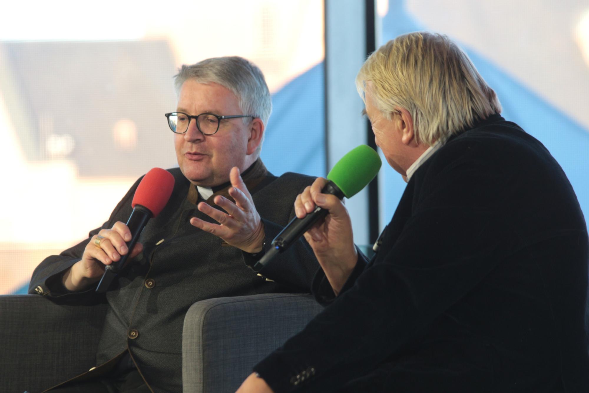 Mainz, 23. April 2026: Bischof Peter Kohlgraf im Gespräch mit dem Schriftsteller Hanns-Josef Ortheil (rechts). (c) Bistum Mainz / Blum