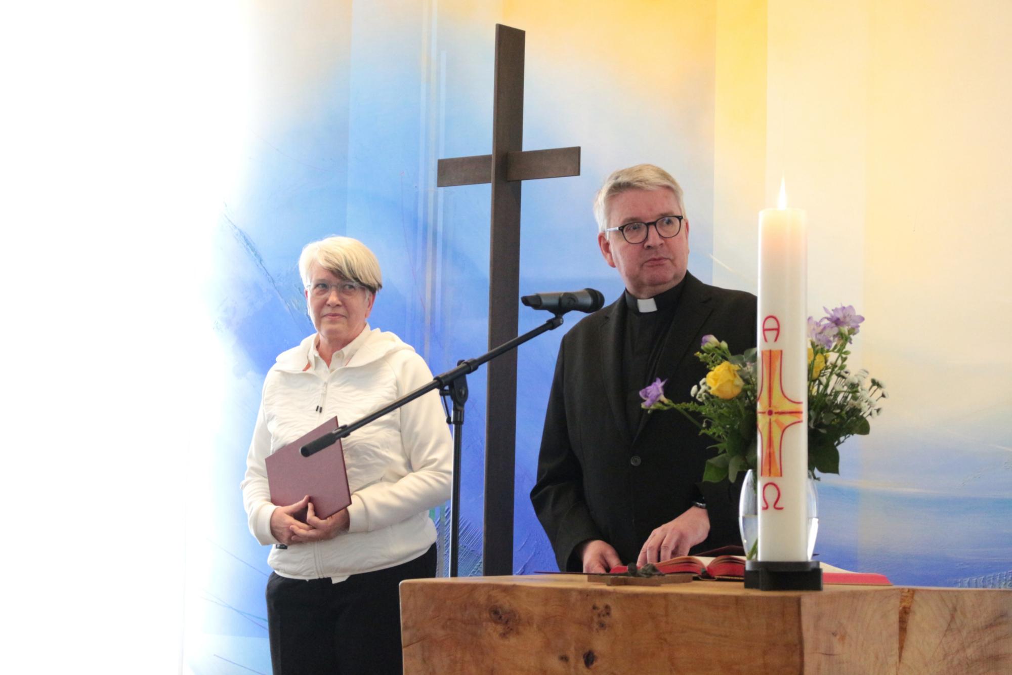Gießen, 28. April 2026: Bischof Peter Kohlgraf beim Mittagsgebet in der Kapelle des Universitätsklinikums Gießen, zusammen mit Klinikseelsorgerin Dr. Esther Schulz. (c) Bistum Mainz / Blum