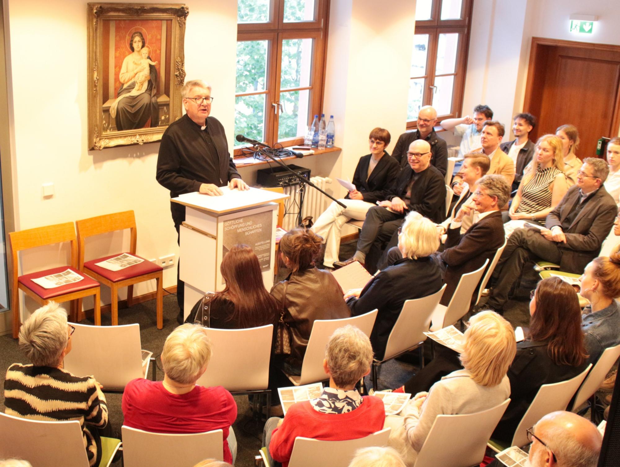 Mainz, 29. April 2026: Der Mainzer Bischof Peter Kohlgraf bei seinem Grußwort in der Martinus-Bibliothek.