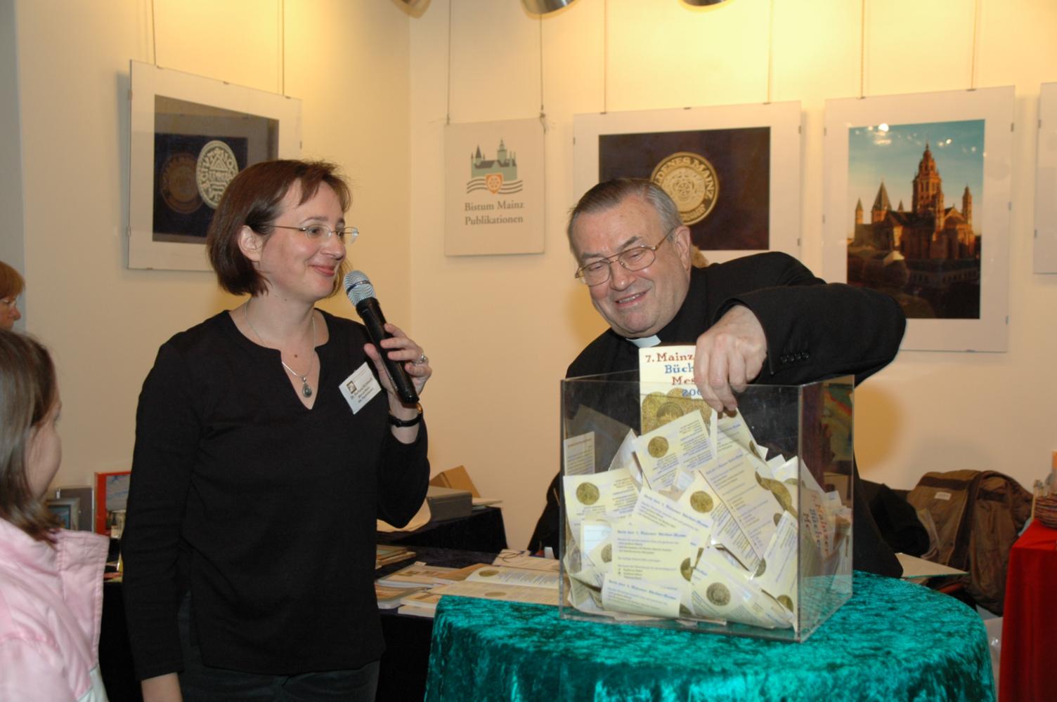 Dr. Barbara Nichtweiß im Jahr 2006 zusammen mit Kardinal Karl Lehmann auf der Mainzer Büchermesse. (c) Bistum Mainz / Hart