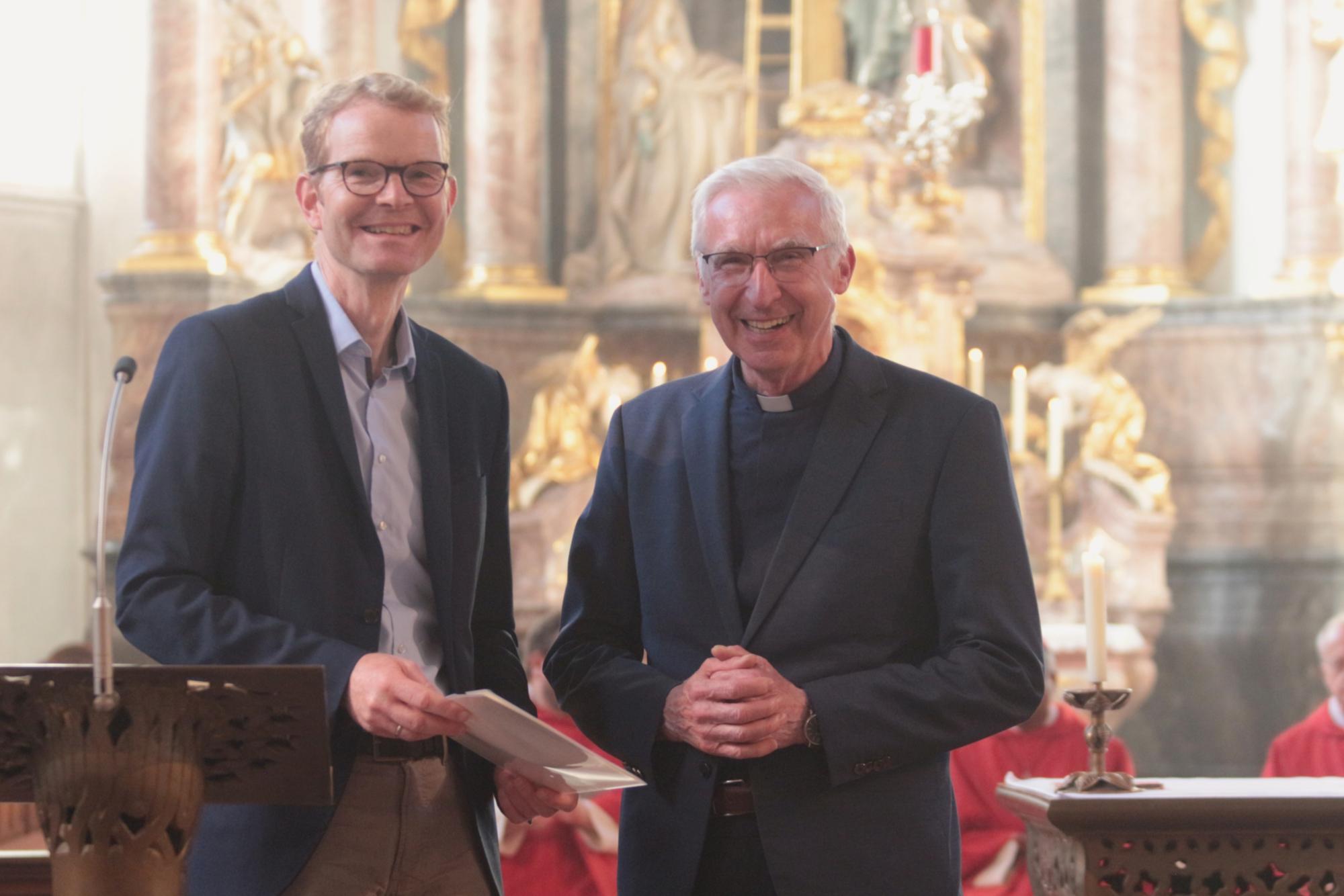 Mainz, 28. Mai 2026: Personaldezernent Wolfgang Fritzen würdigte Domkapitular Franz-Rudolf Weinert, der 38 Jahre als Dozent für Pastoralliturgie gewirkt hat. (c) Bistum Mainz / Blum