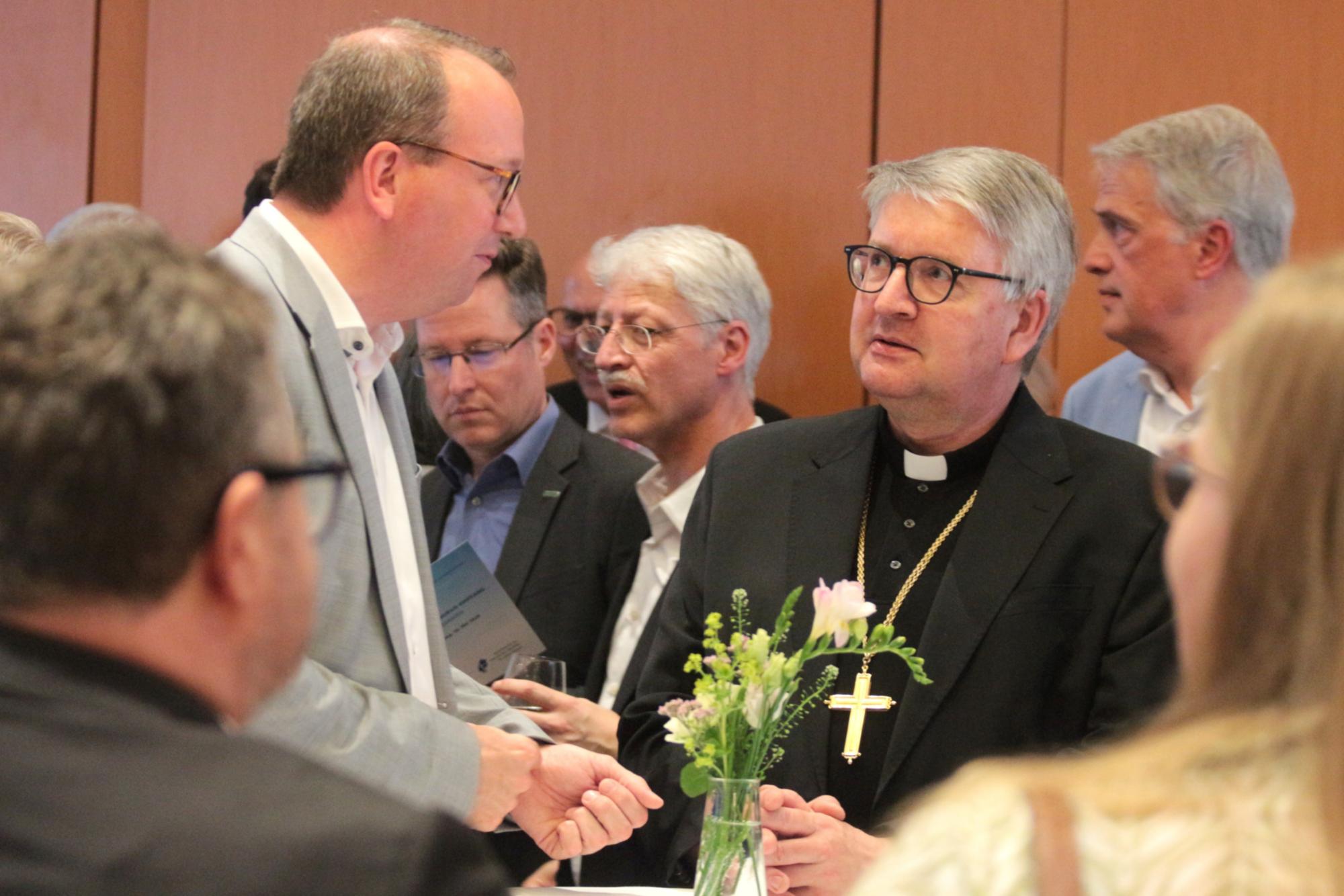 Wiesbaden, 26. Mai 2026: Bischof Peter Kohlgraf (rechts) im Gespräch beim Thomas Morus-Empfang. (c) Bistum Mainz / Blum