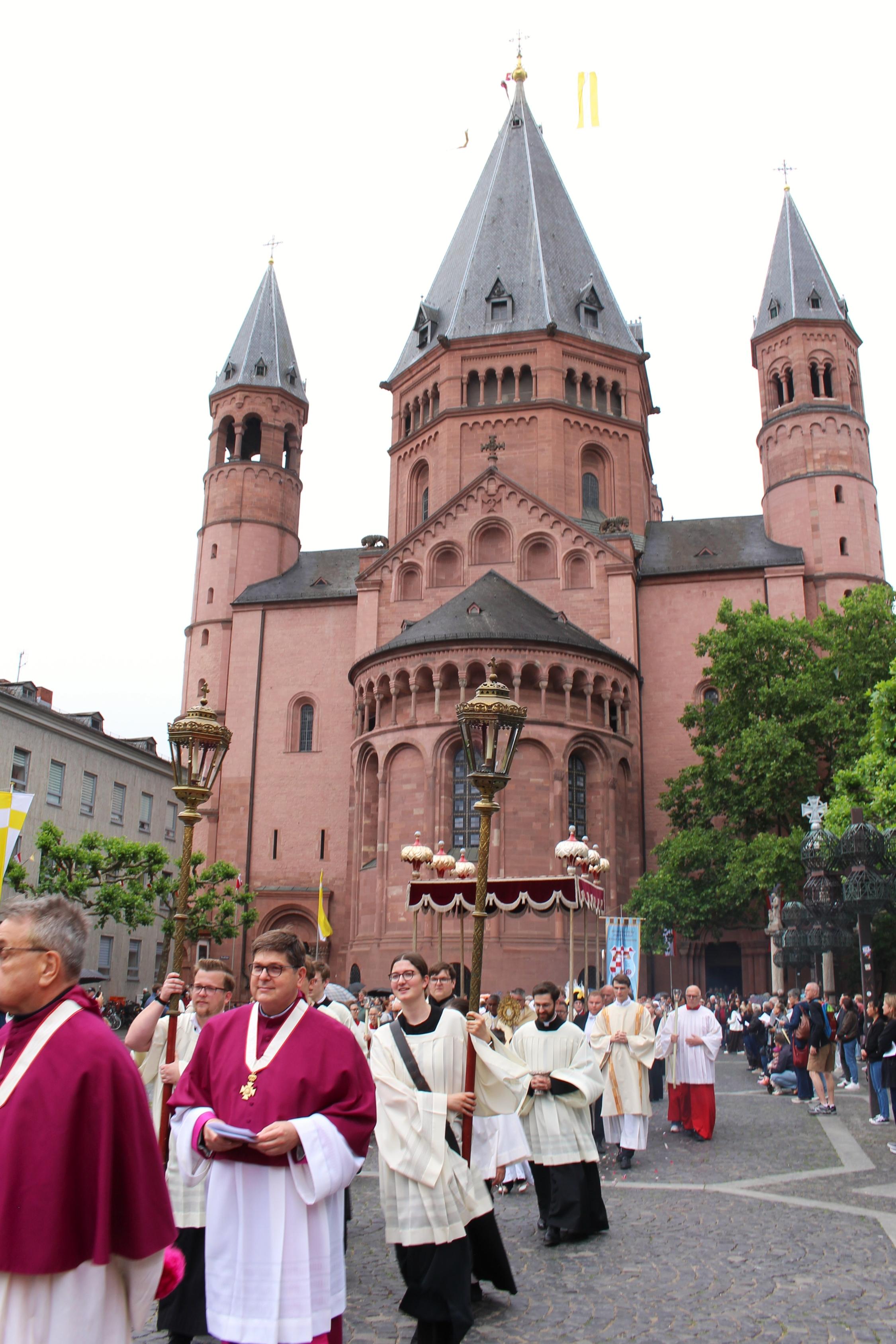 Mainz, 4. Juni 2026: Fronleichnamsprozession in Mainz.