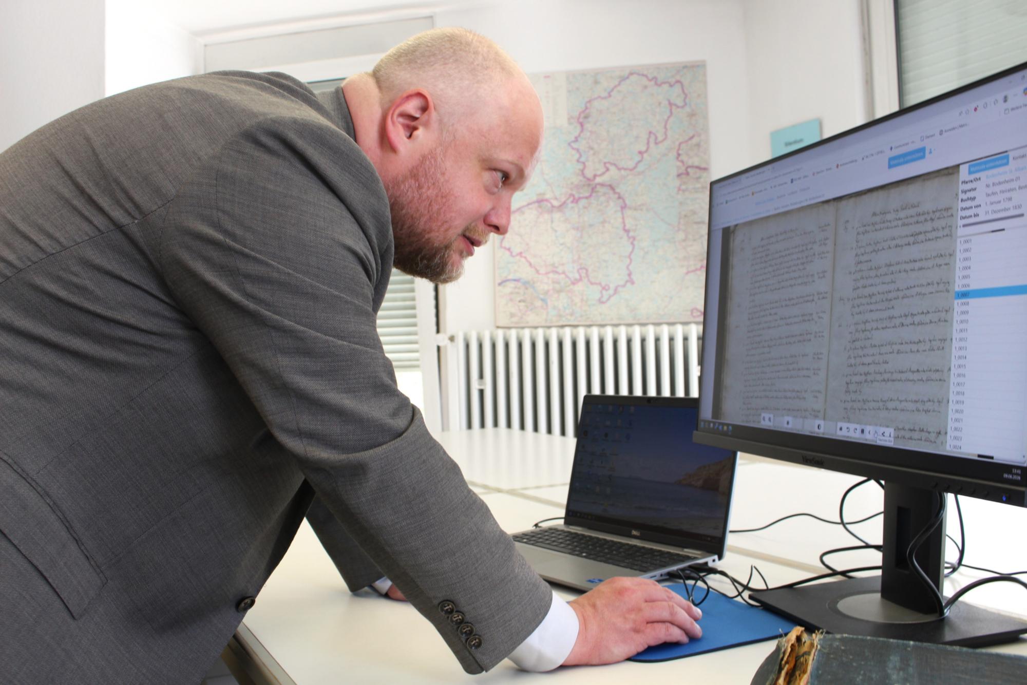 Mainz, 9. Juni 2026: Generalvikar Dr. Sebastian Lang hat das neue digitale Dienstleistungsangebot des Dom- und Diözesanarchivs freigeschaltet. (c) Bistum Mainz / Blum