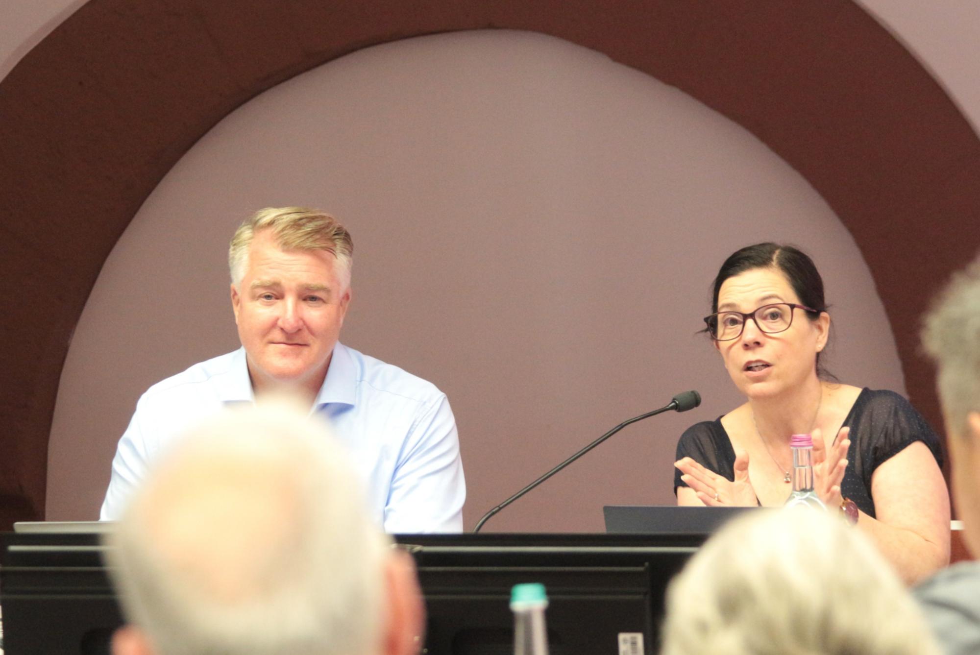 Mainz, 24. Juni 2026: Die Bevollmächtigte des Generalvikars, Stephanie Rieth (rechts), und der Ökonom des Bistums, Carsten Erdt, bei der Sitzung des Kirchensteuerrates. (c) Bistum Mainz / Blum