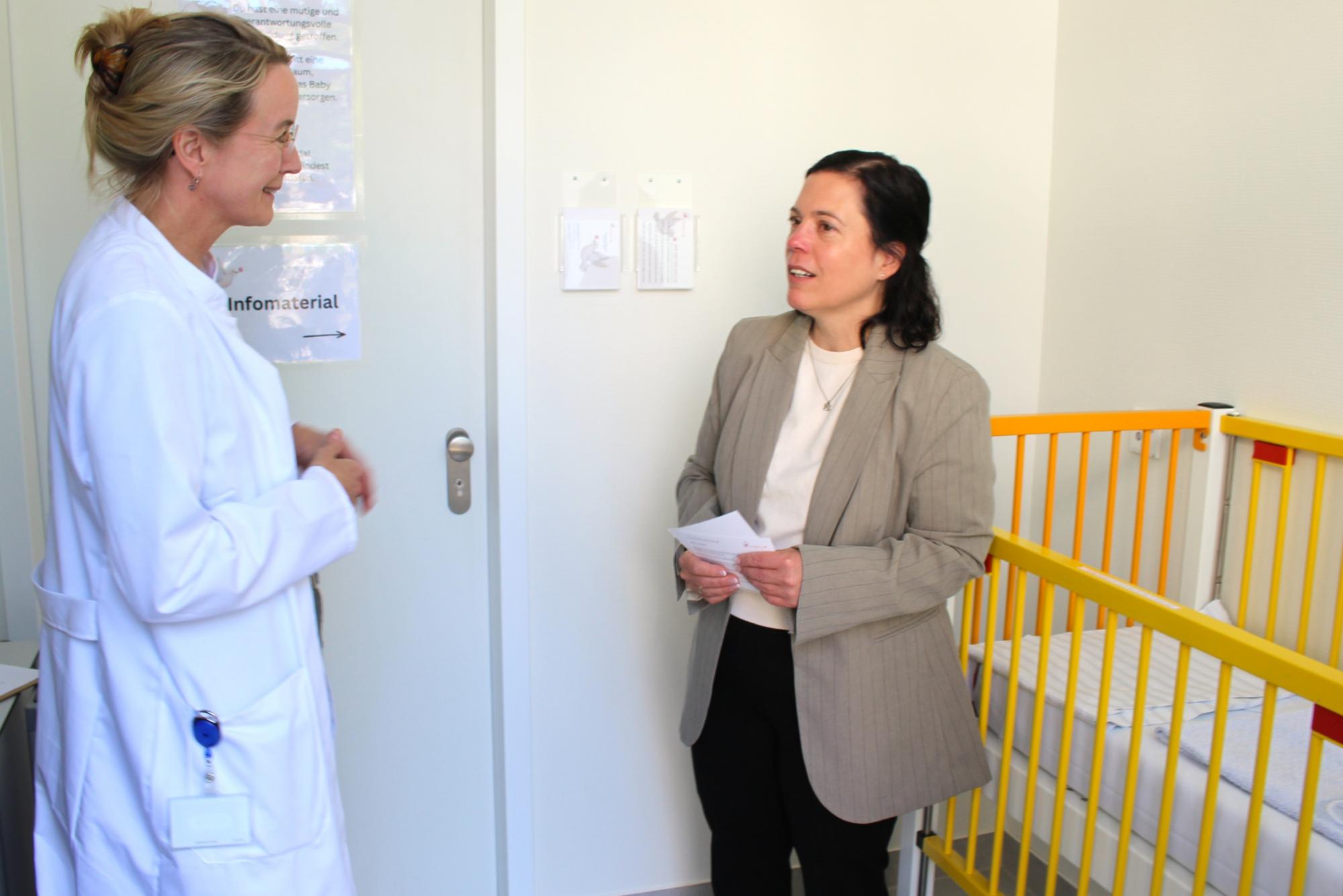 Mainz, 24. Juli 2026: Die Leiterin der kinderklinik, Prof Corinna Grasemann (links), erläuterte Stephanie Rieth das klinikinterne Vorgehen bei Nutzung der Babyklappe. (c) Bistum Mainz / Blum